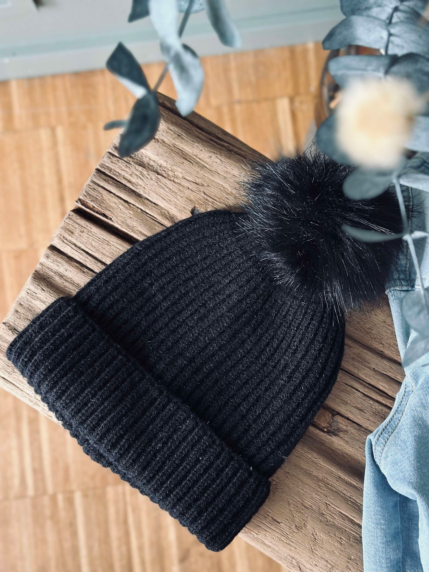 Hue med kvast - Black