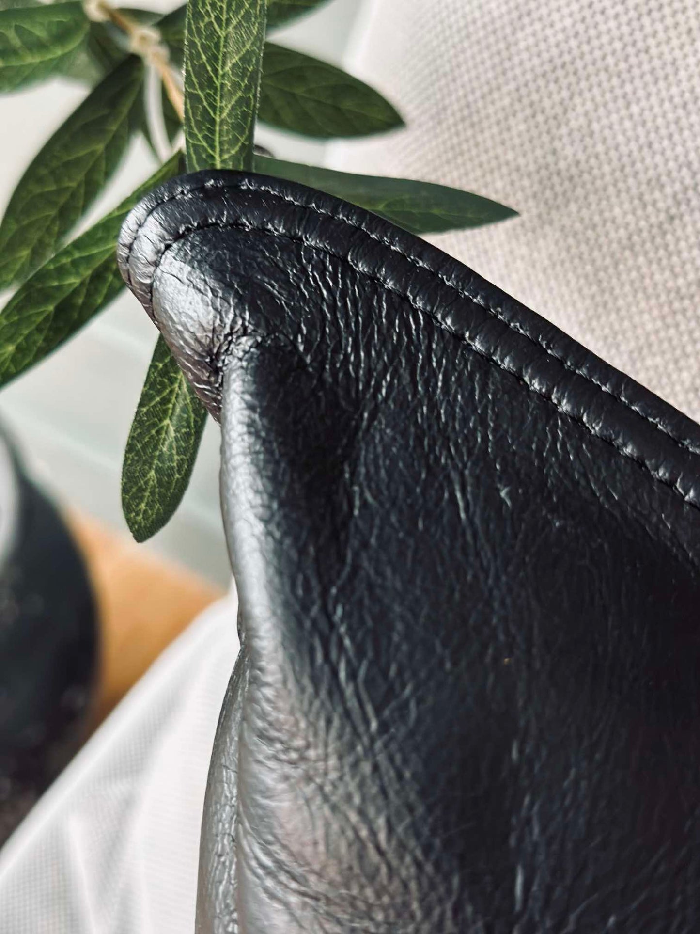 Pude i sort læder – 50x50cm