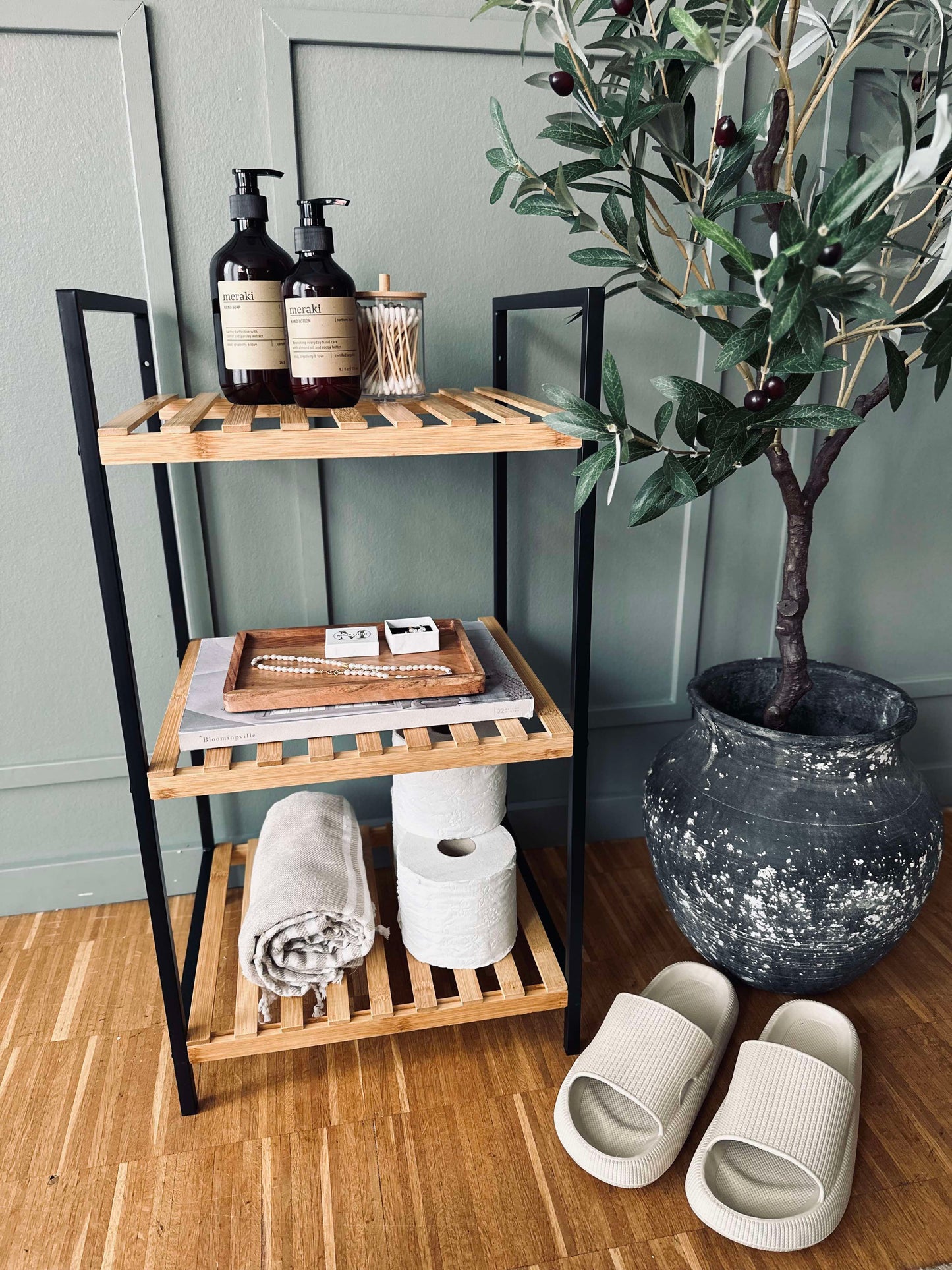 Reol i bambus og metal