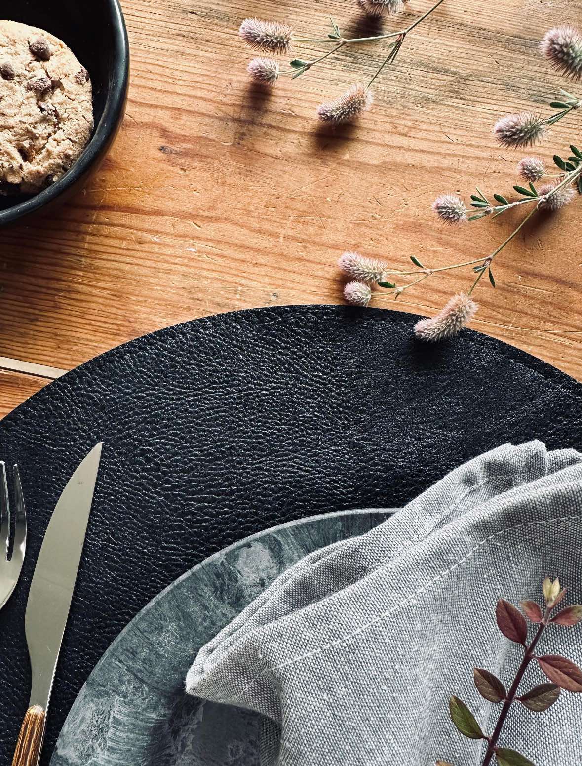 Dækkeserviet Rund – Vendbar Cognac / Sort