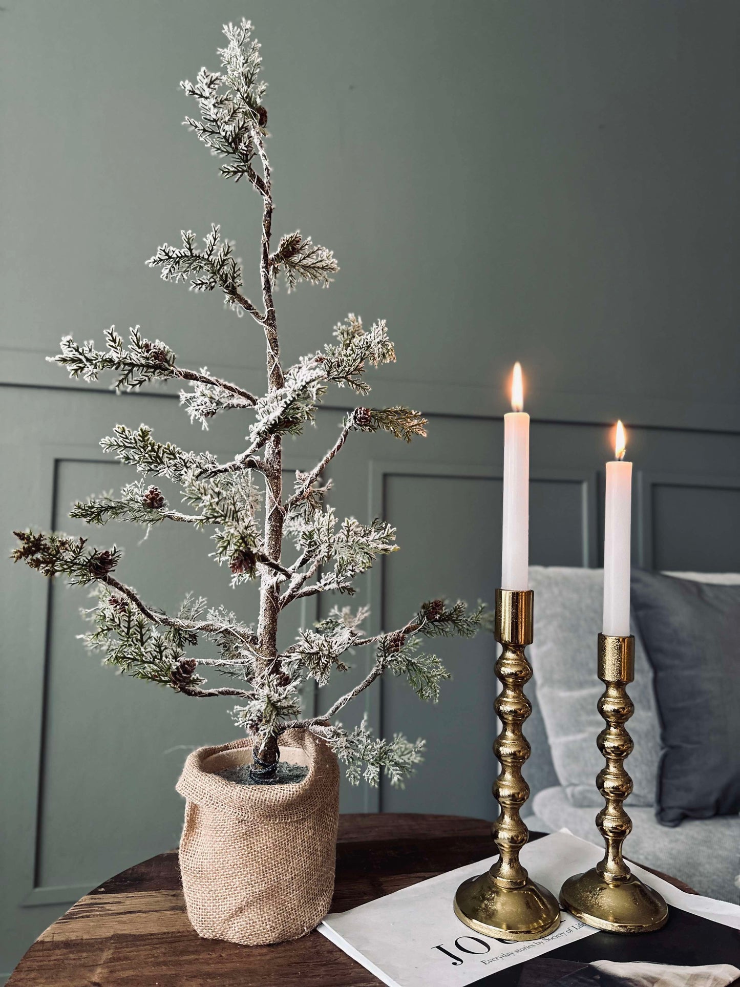 Juletræ med kogler og lyskæde - 70 cm