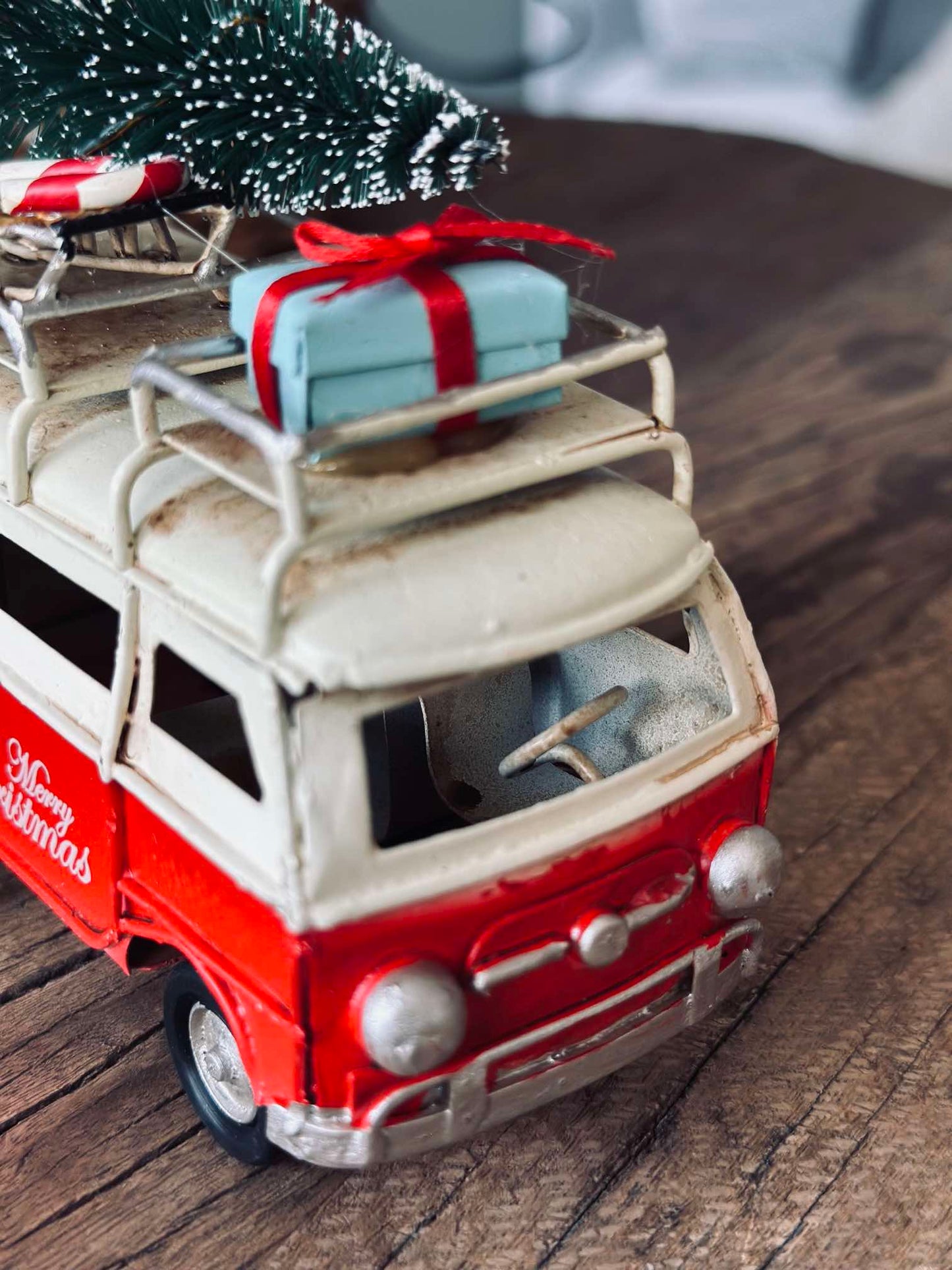 Bil med juletræ og gaver