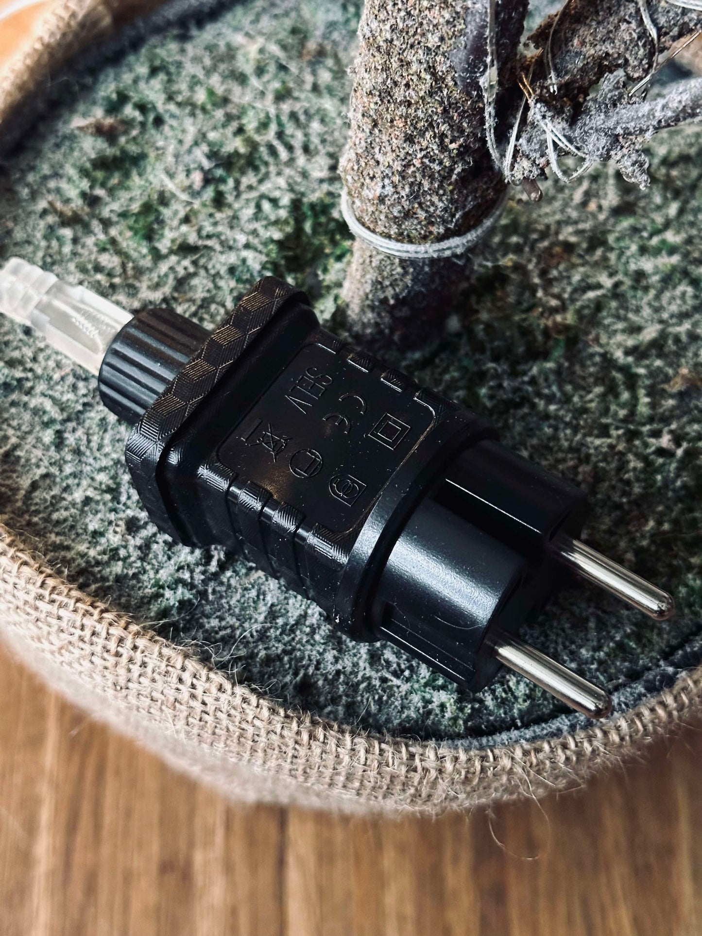 Træ med kogler og lyskæde - 120 cm