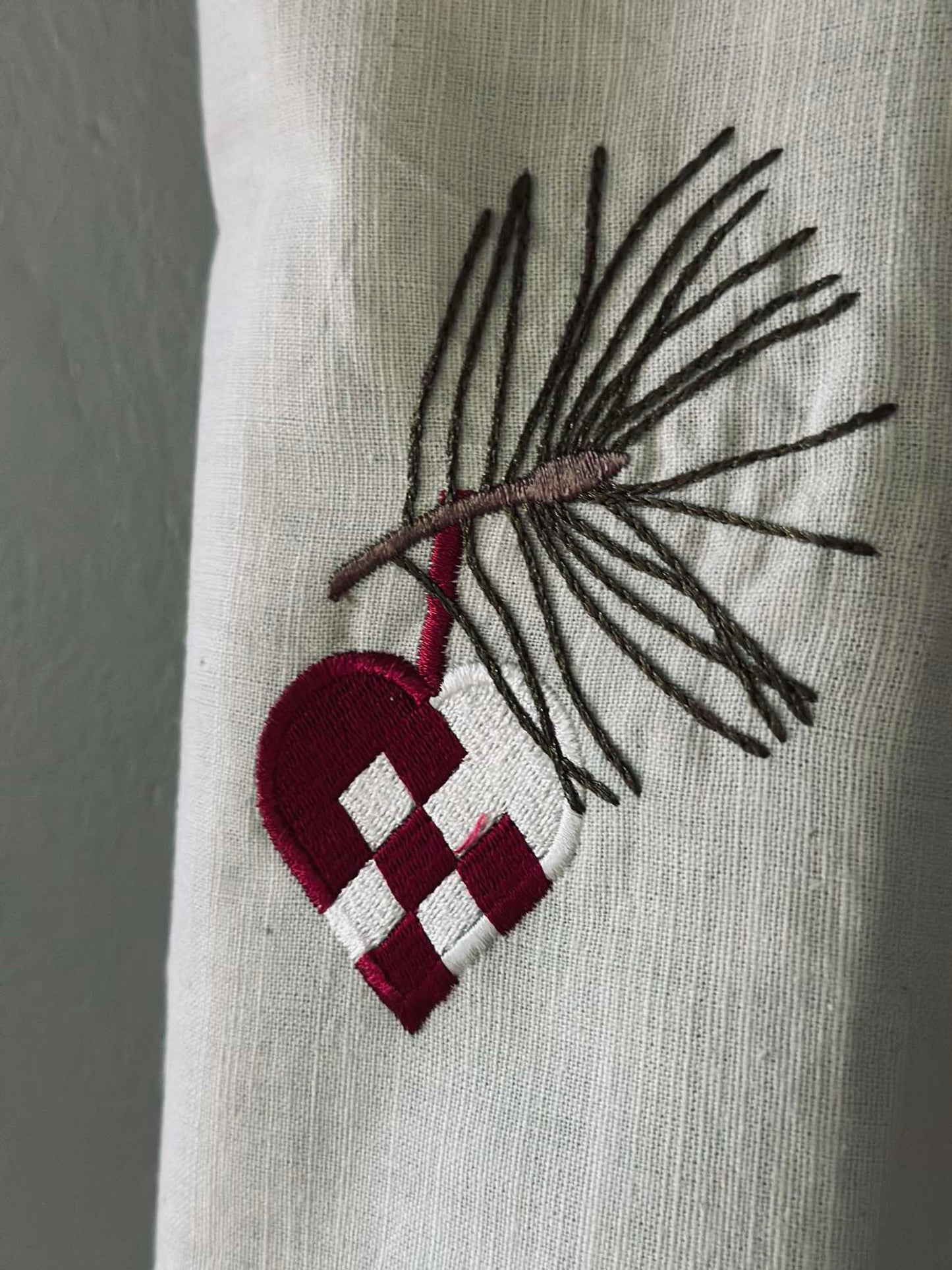 Forklæde med broderi