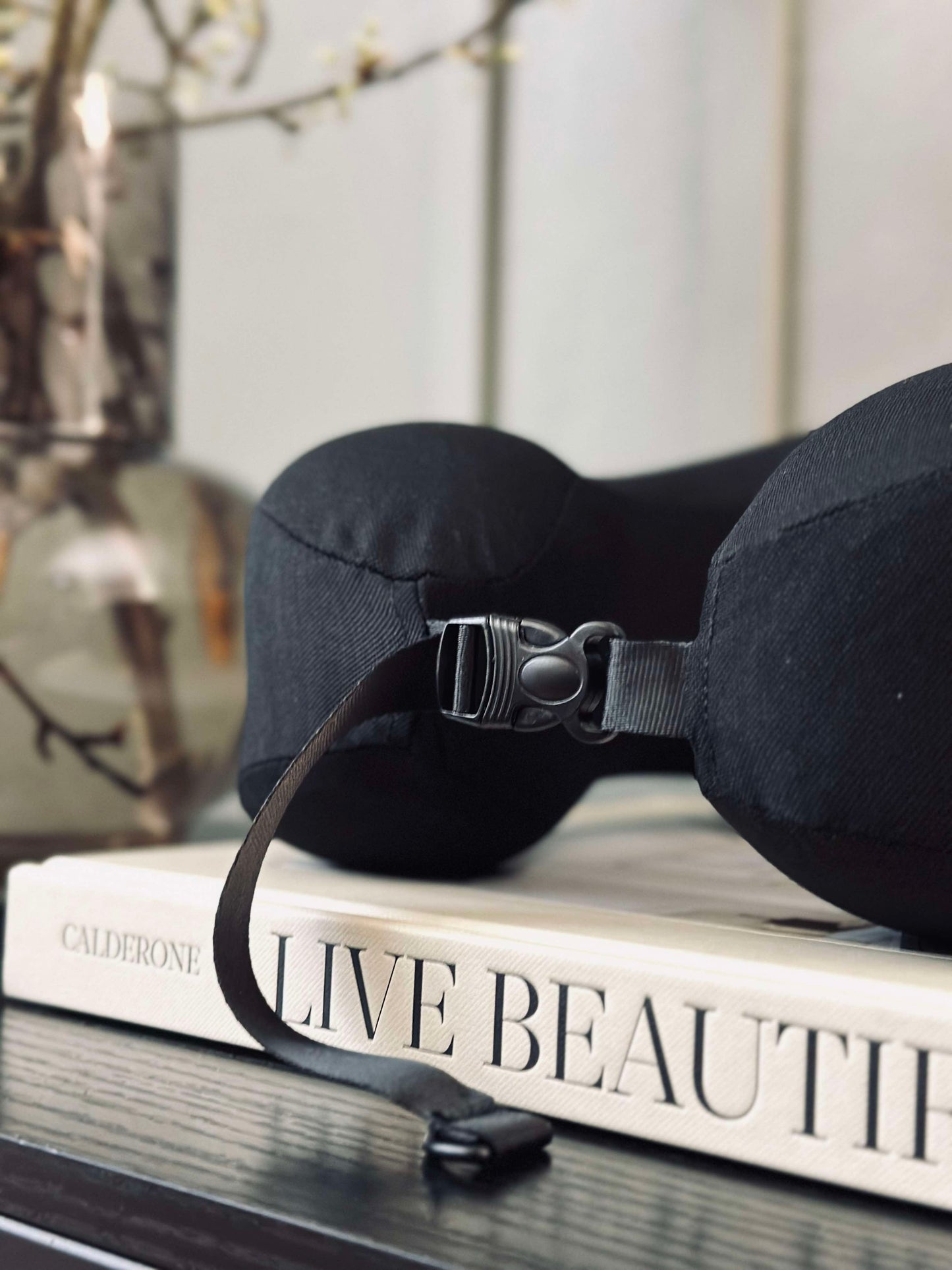 Nakkepude med memory skum og hoodie