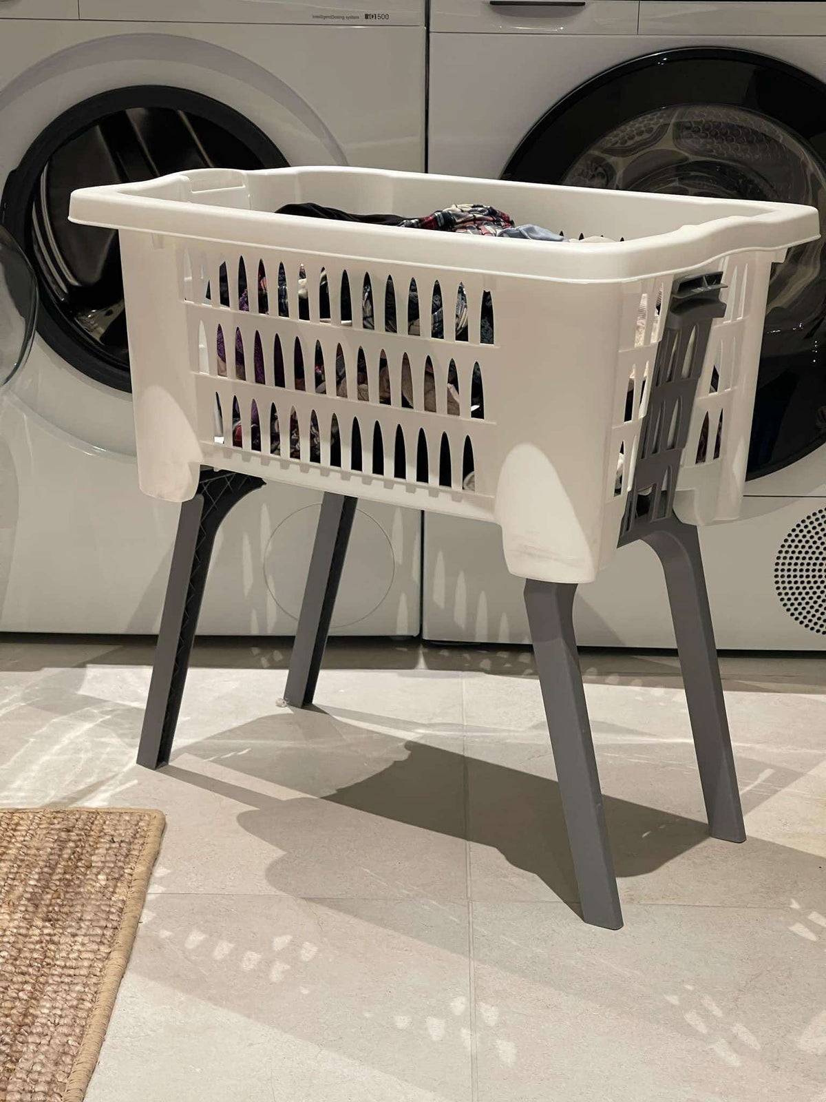 Vasketøjskurv med foldbar ben