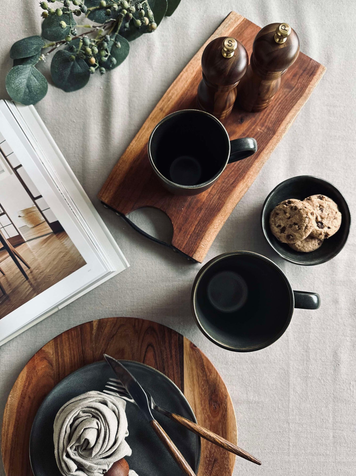 Krus XL med hank i stentøj – Grå