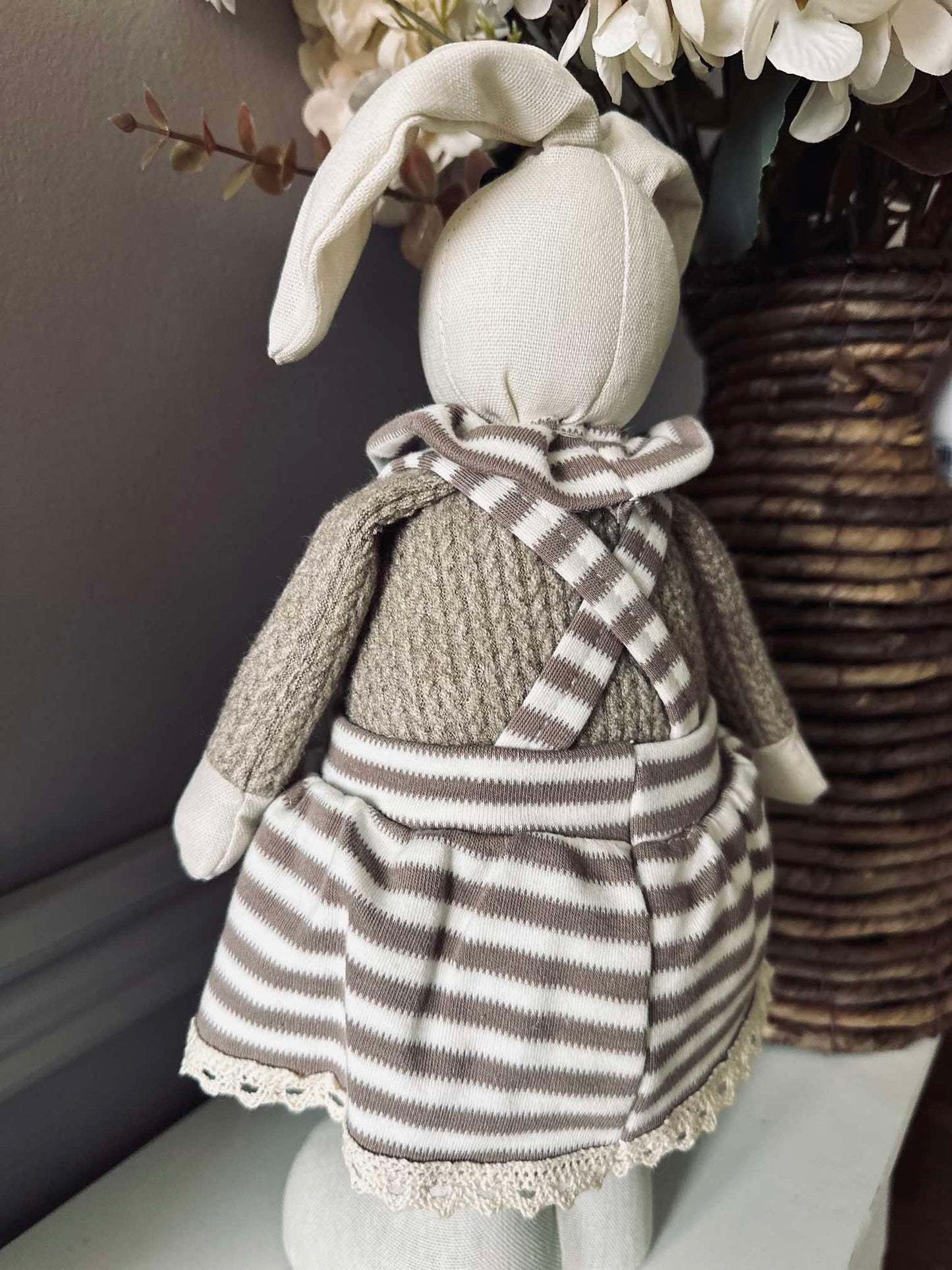 Kanin - Pige med stribet kjole