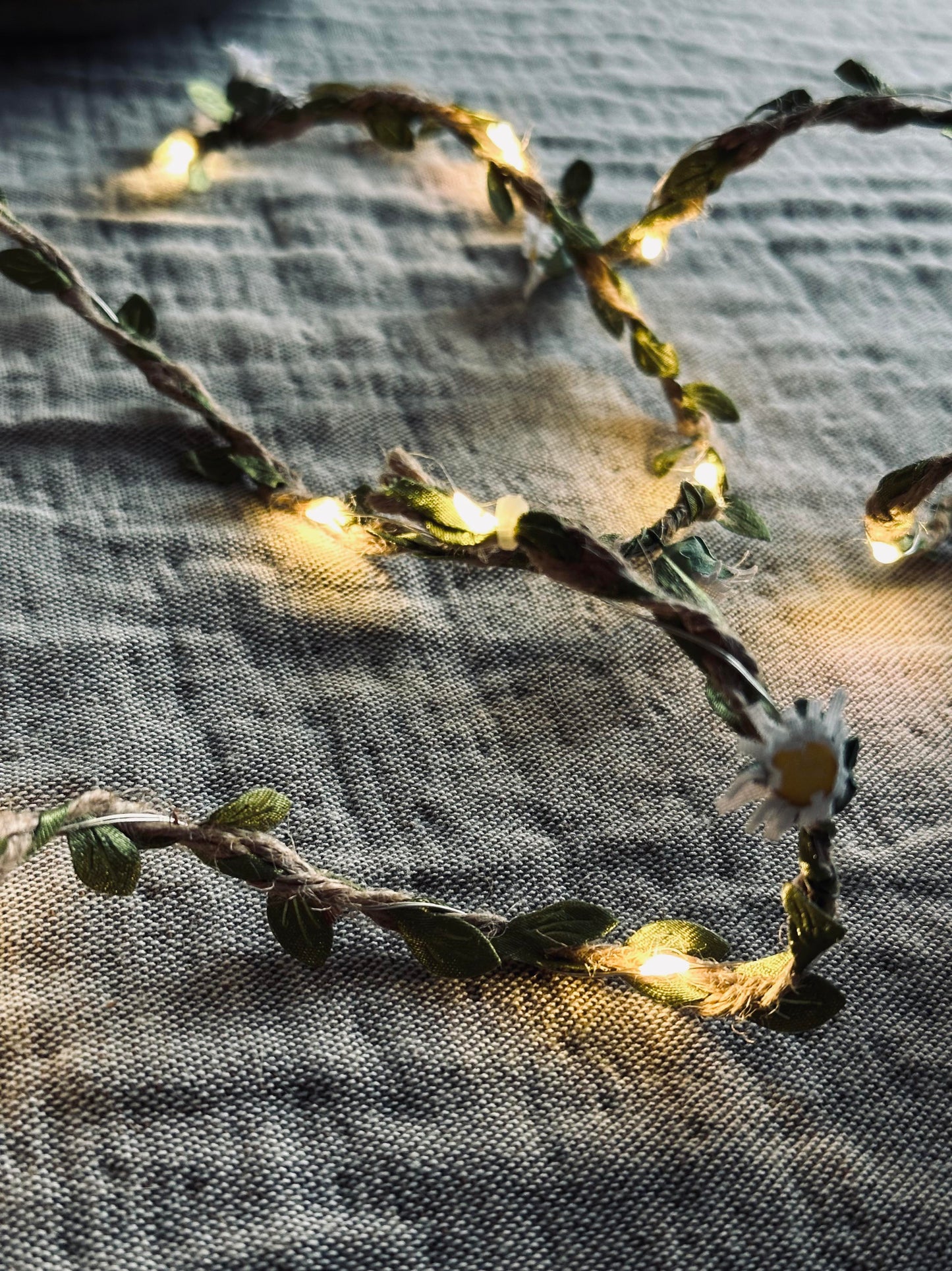 Lyskæde med blade og blomster