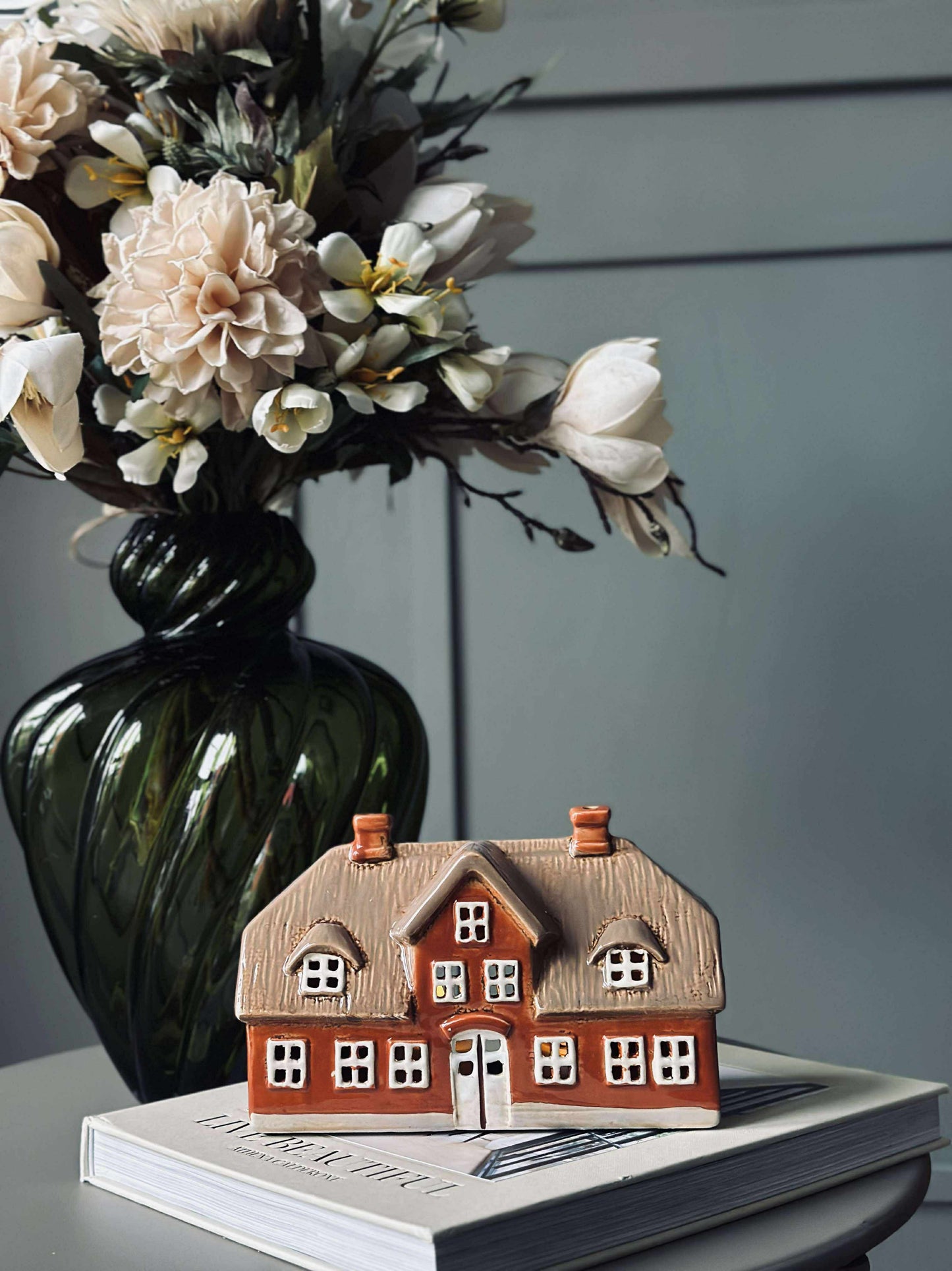 Lyshus med stråtag - Keramik