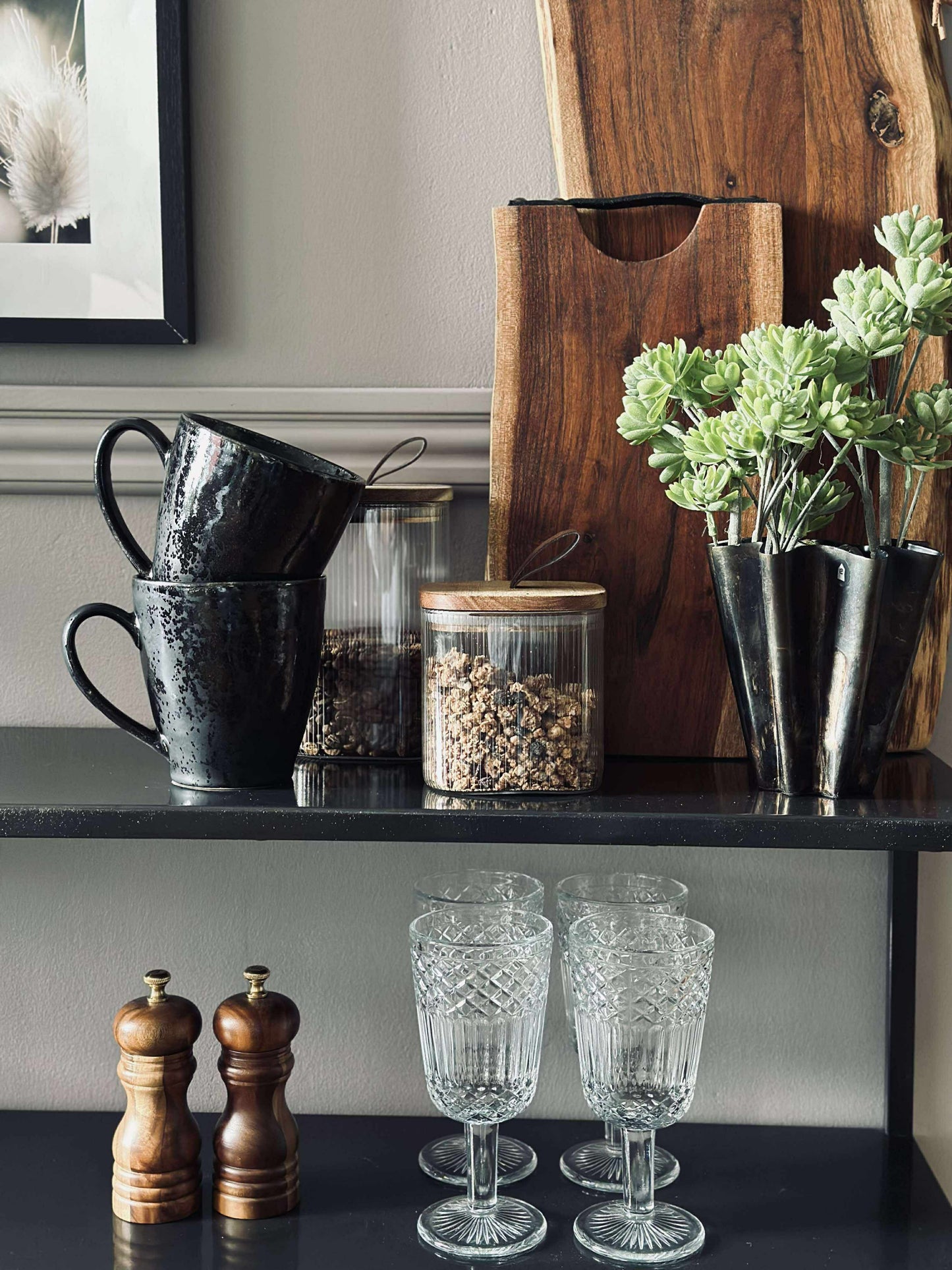 Krus XL med hank i stentøj – Mat sort