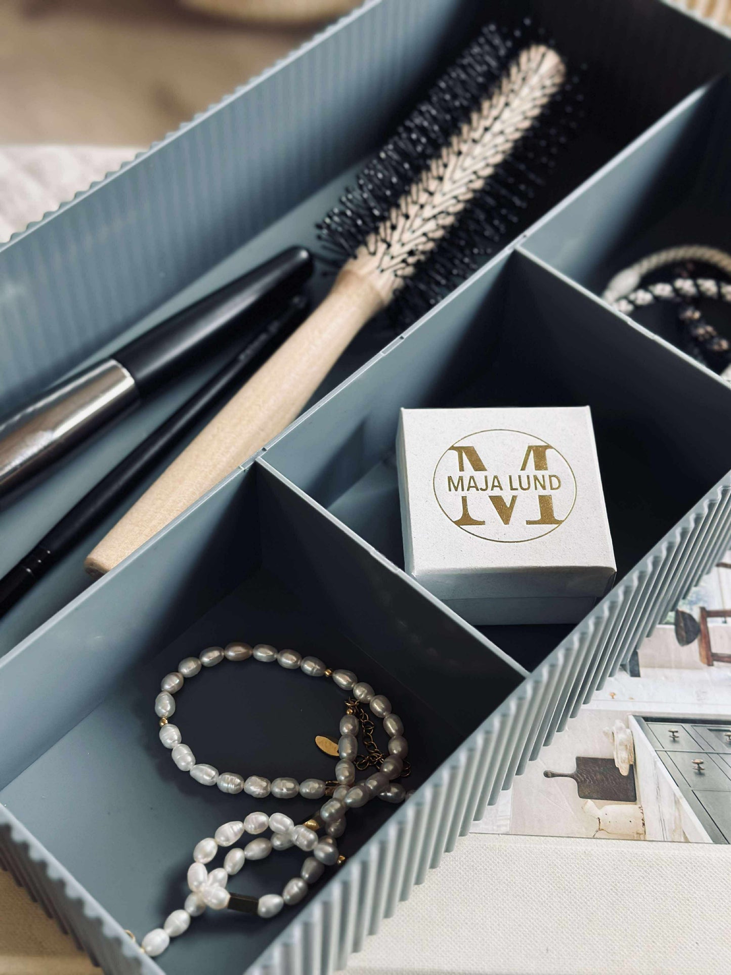 Makeup organiser med rumopdeling - Grå
