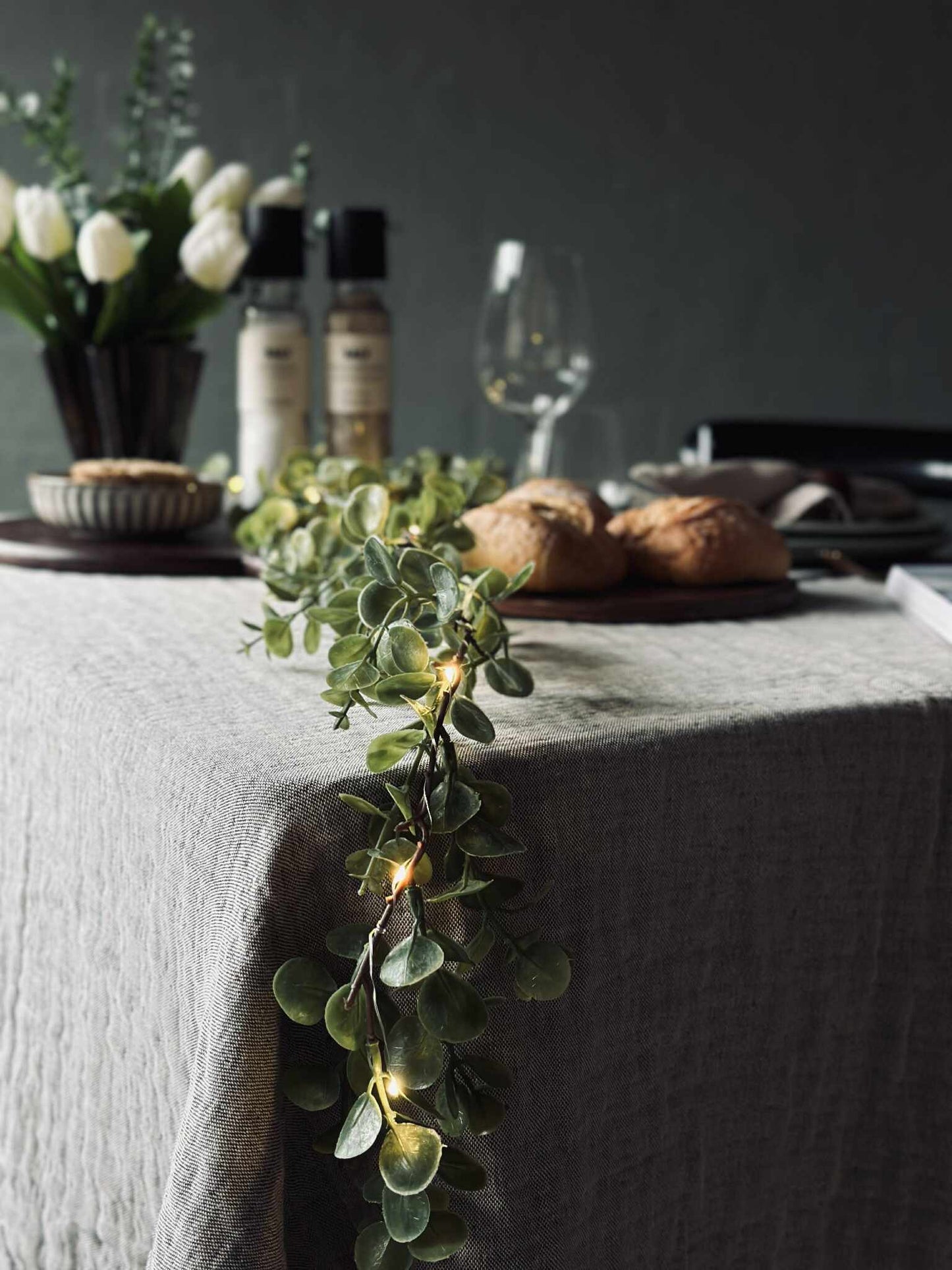 Lyskæde med grønne eucalyptus-blade