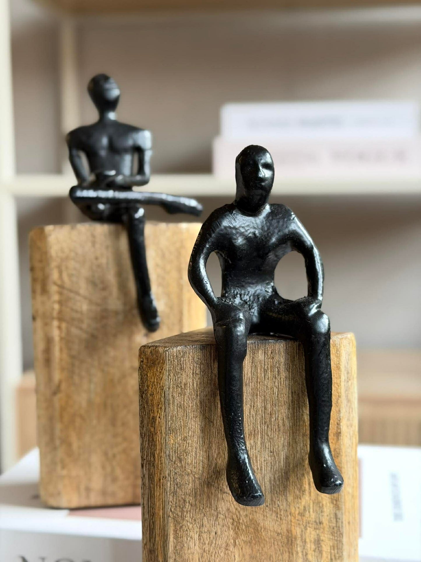 Siddende figur på træblok - MIX