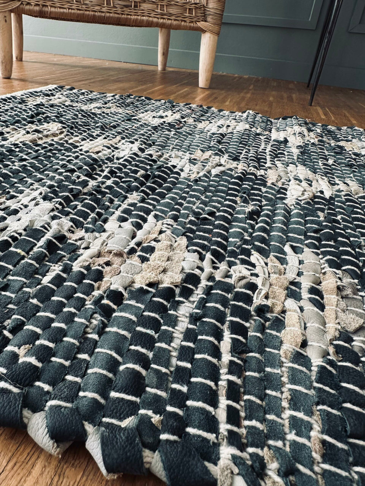 Gulvtæppe i flettet skind – 60x90cm