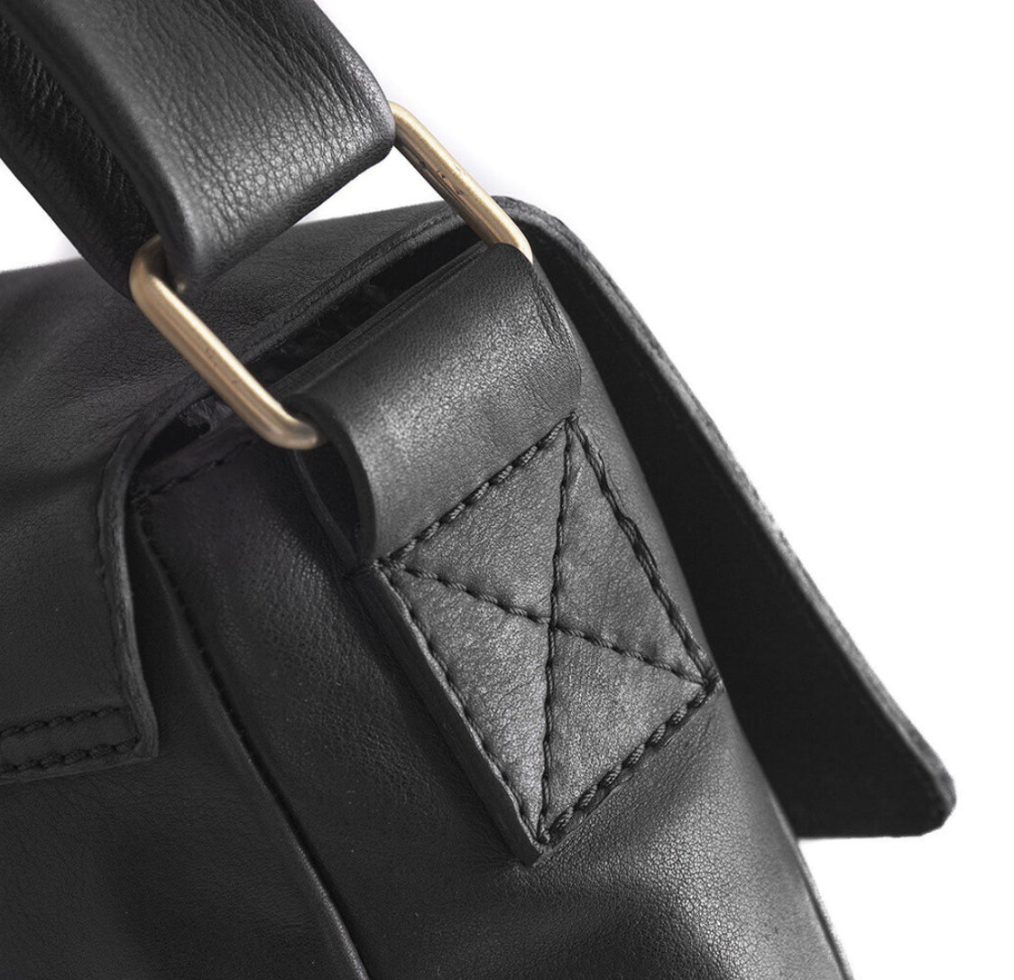 Crossover med spænde - Black leather