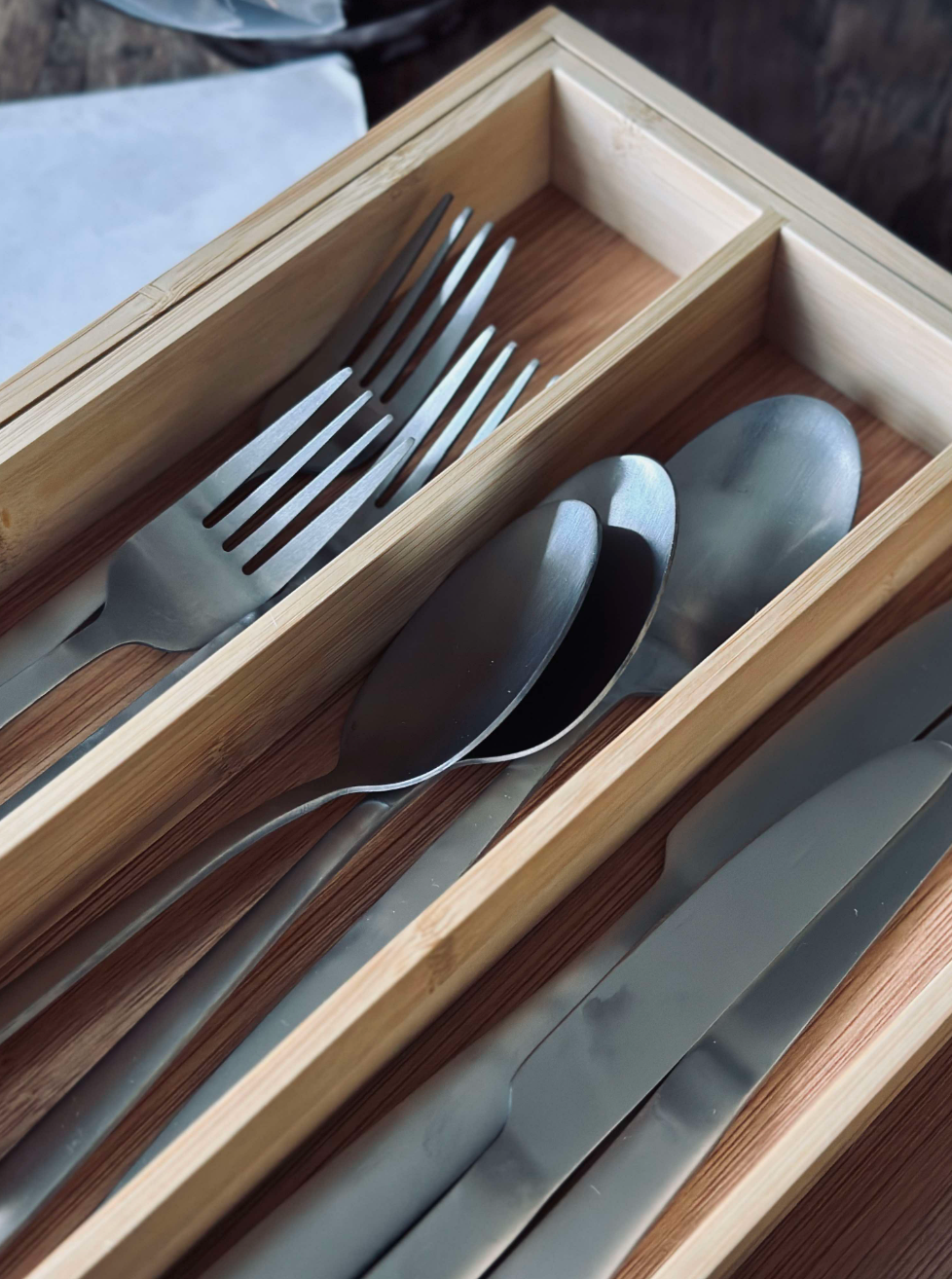 Bestikbakke i bambus - Justerbar størrelse