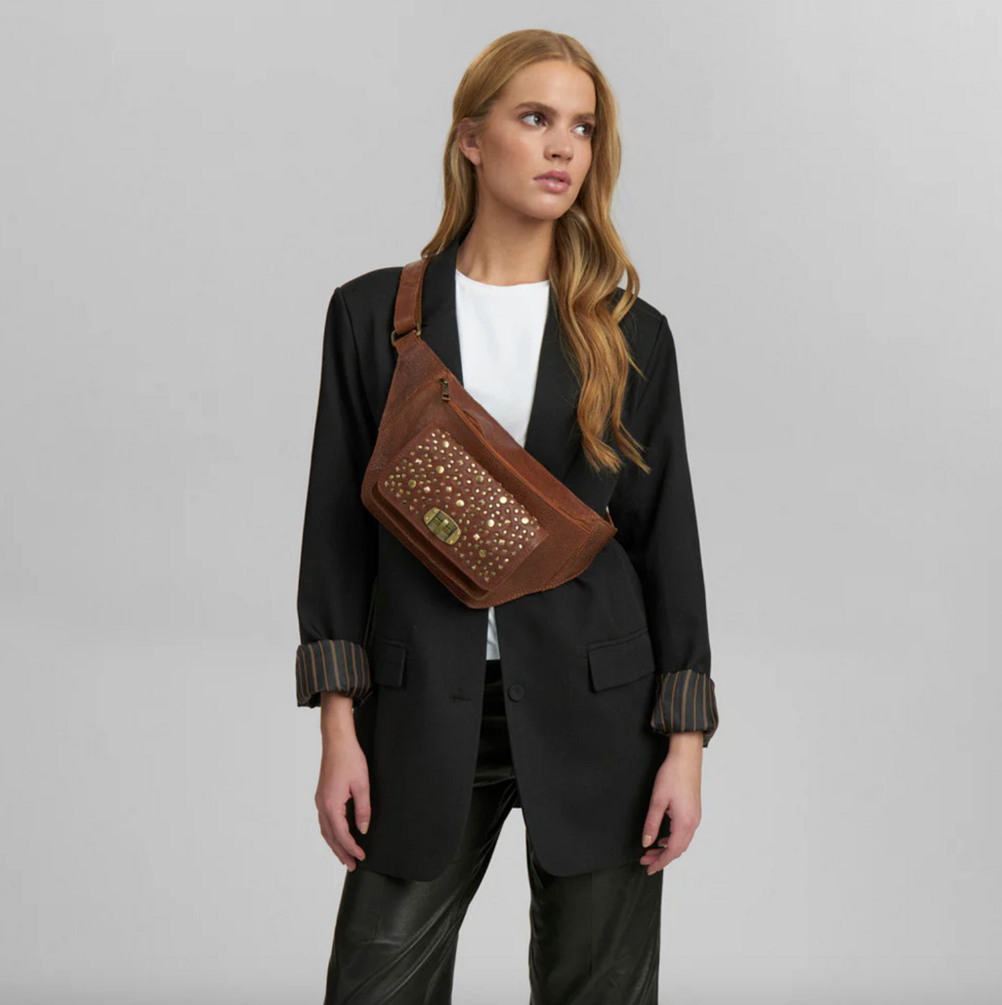 Bumbag med nitter - Cognac