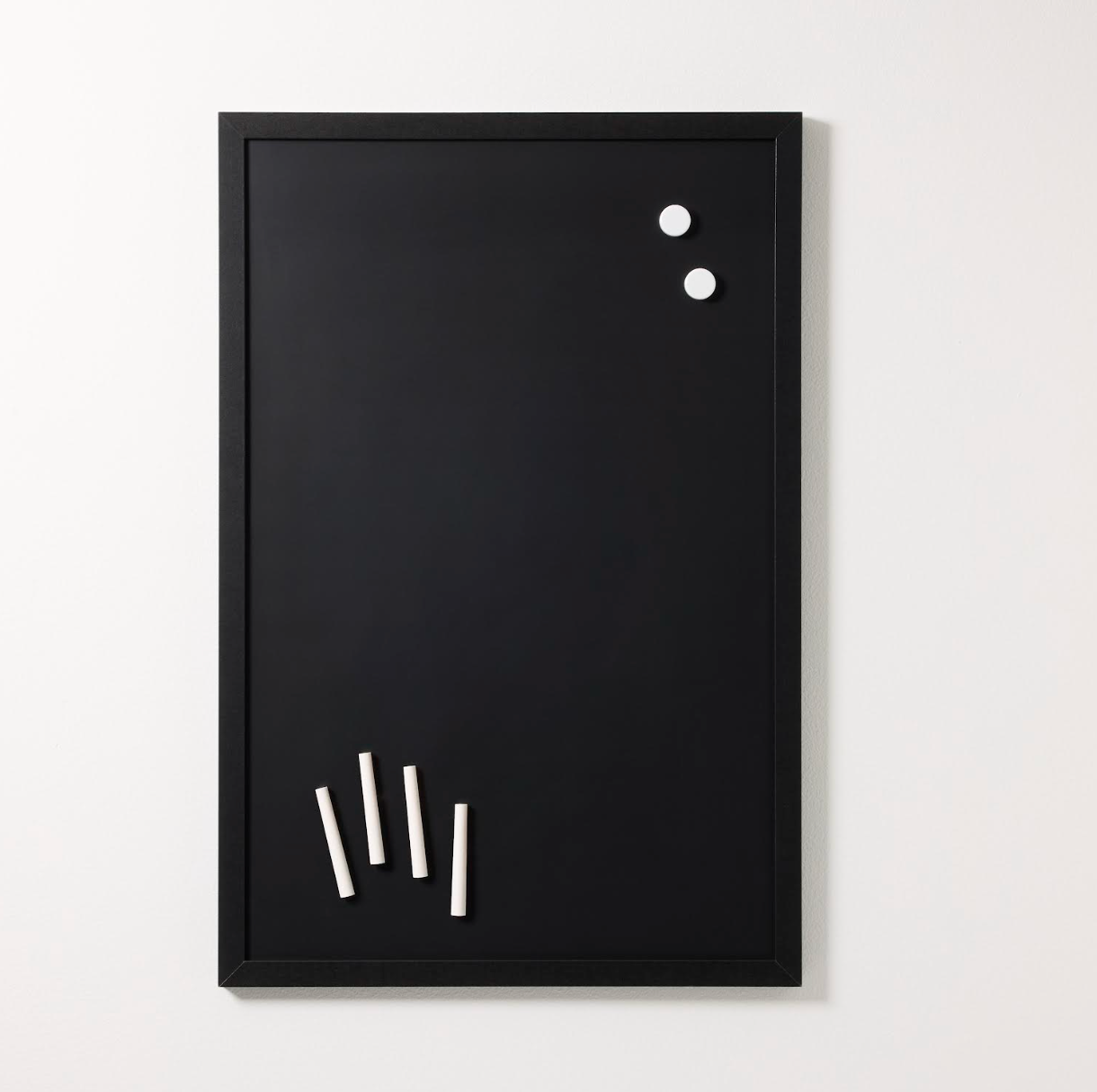 Magnetisk kridttavle sort ramme, 40 x 60 cm.