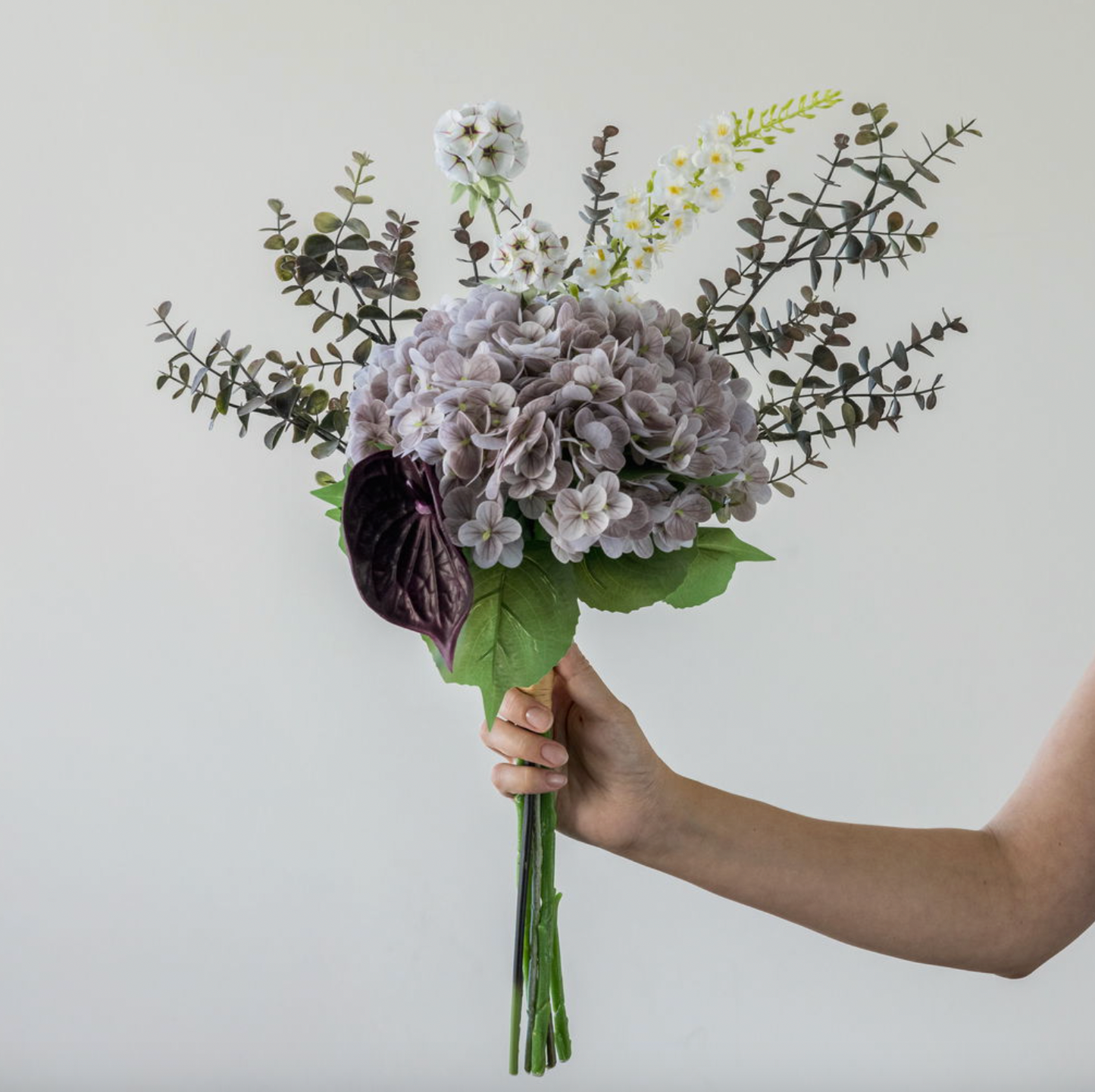 Buket med hortensia og eukalyptus