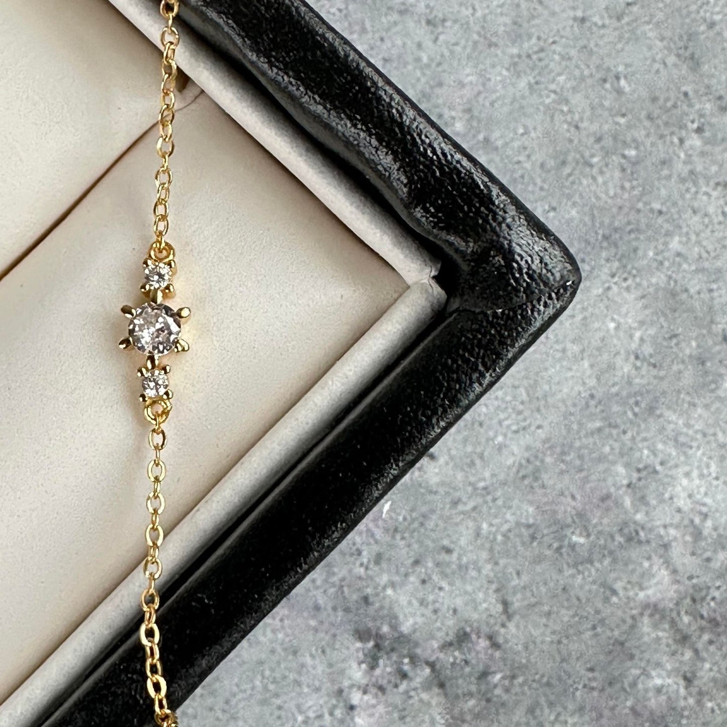 Armbånd Gia m. 3 Zirkoner - Forgyldt sterling sølv - VIAMAJA.DK