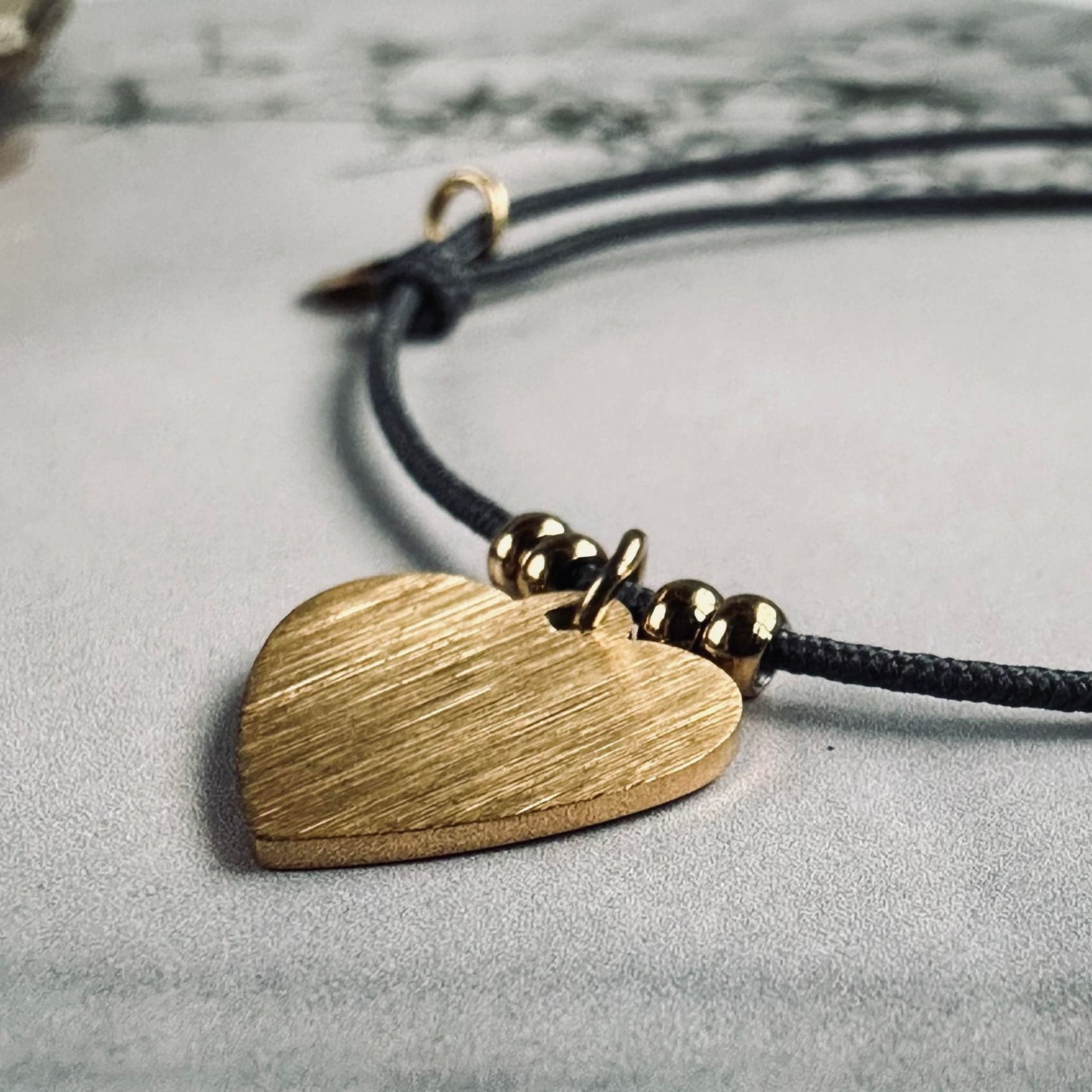 Armbånd m. Børstet hjerte - VIAMAJA.DK