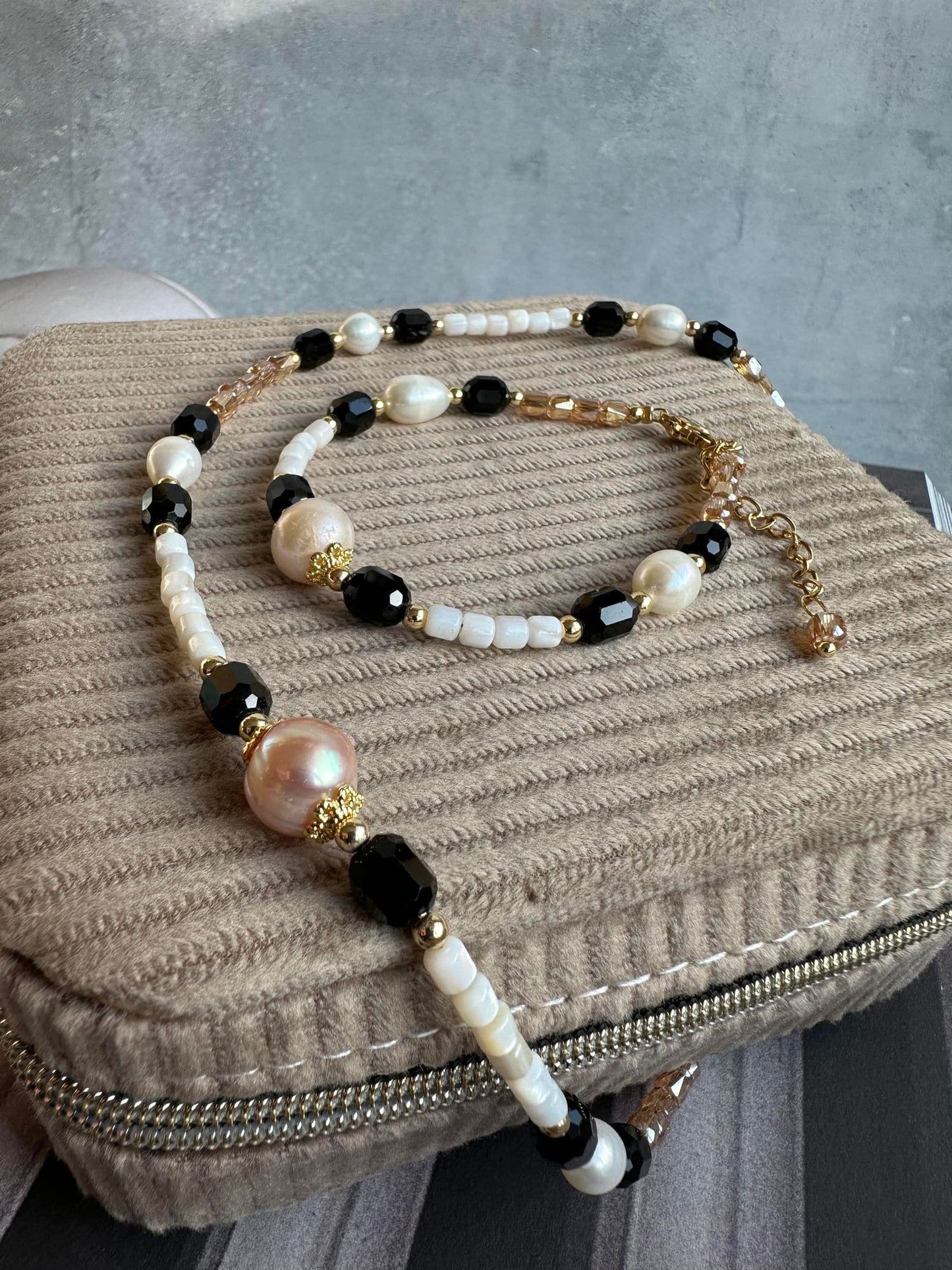 Armbånd Natur perlemix black - VIAMAJA.DK