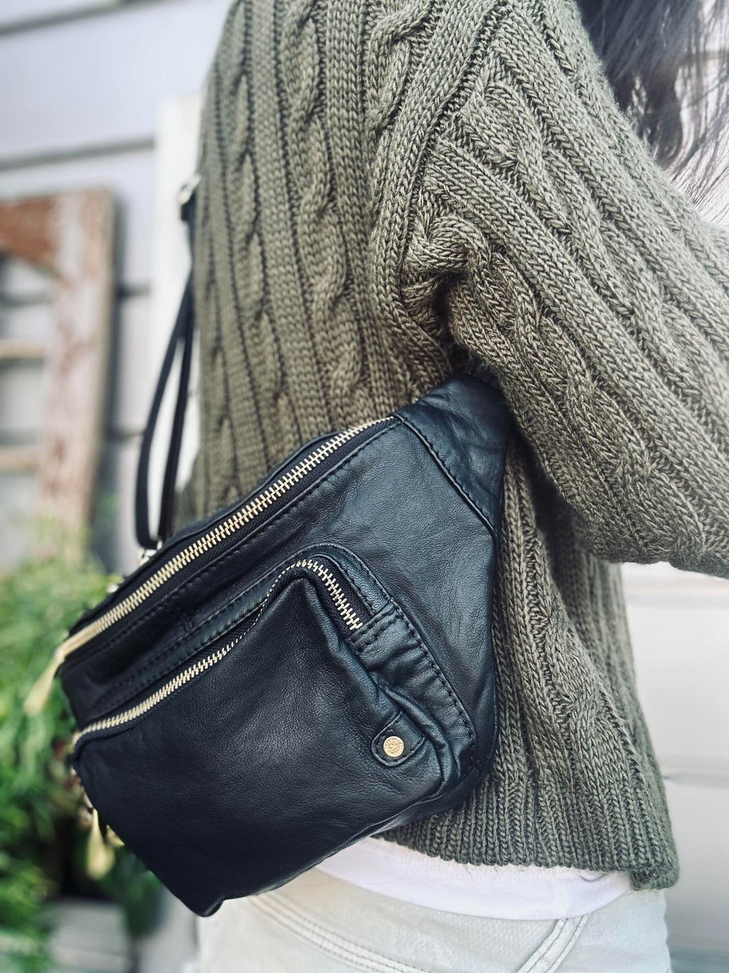 Bæltetaske CLASSY - Black / Gold - VIAMAJA.DK