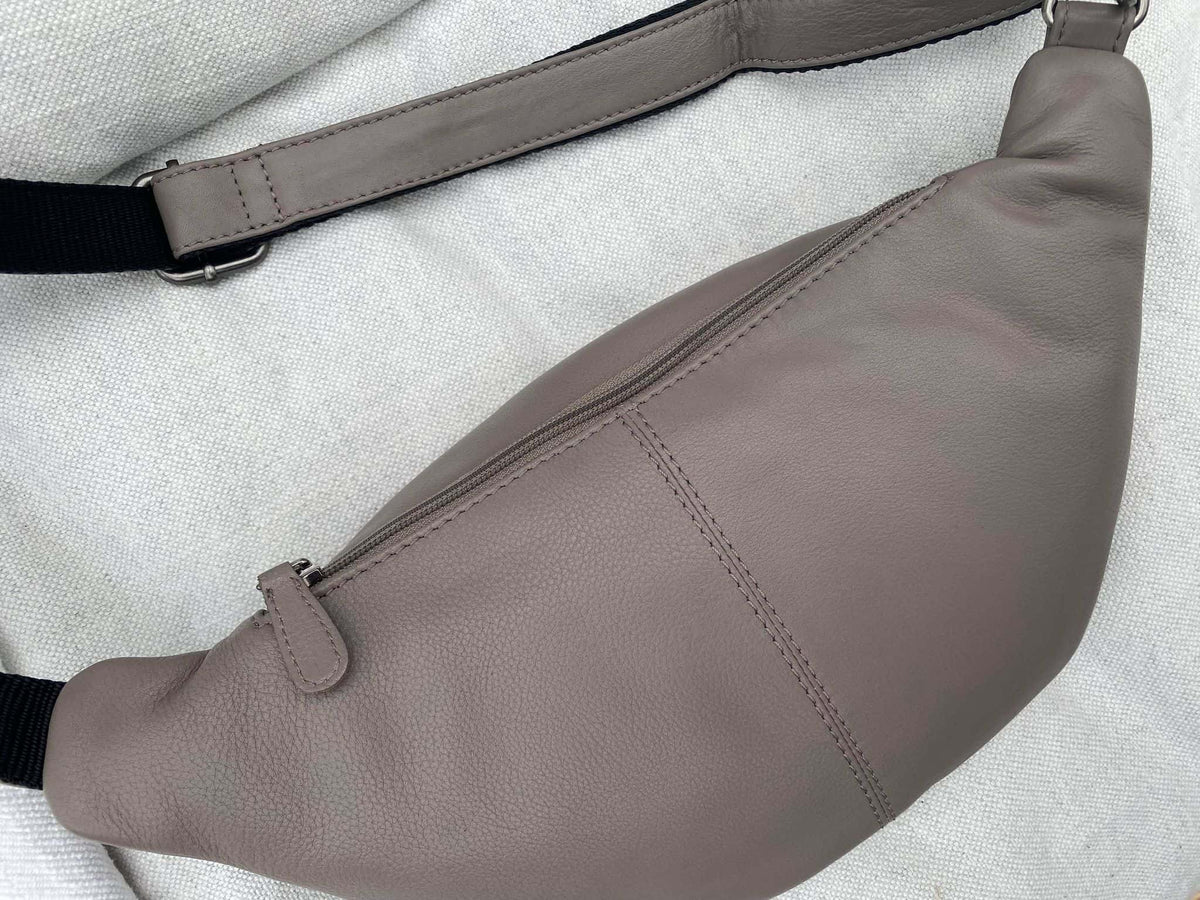 Bæltetaske i det blødeste skind LINA taupe beige - VIAMAJA.DK