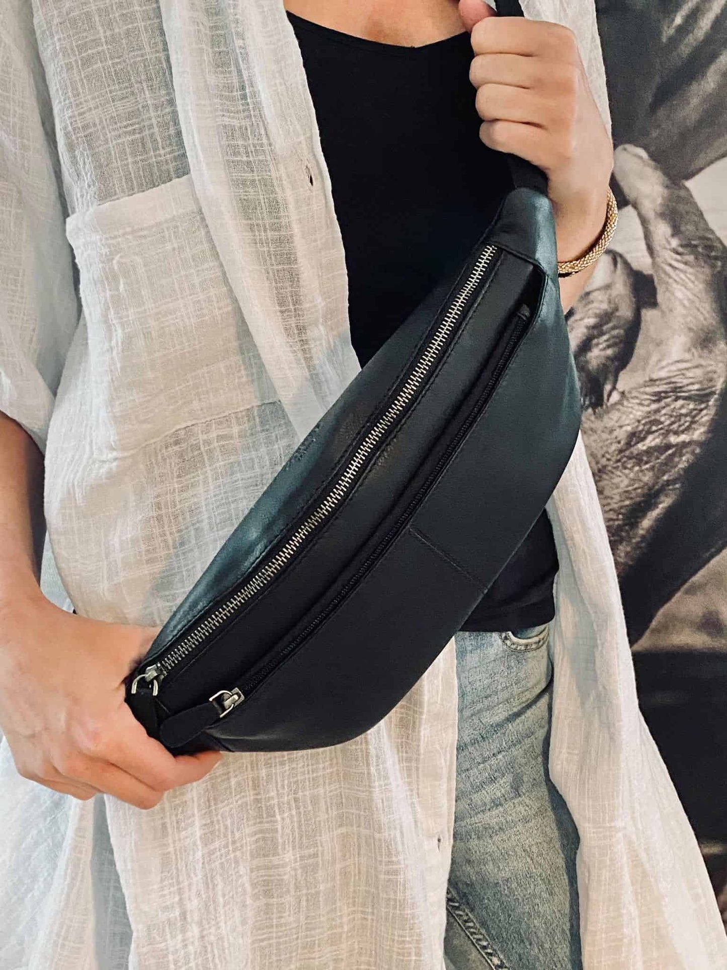 Bæltetaske i sort skind - medium str - VIAMAJA