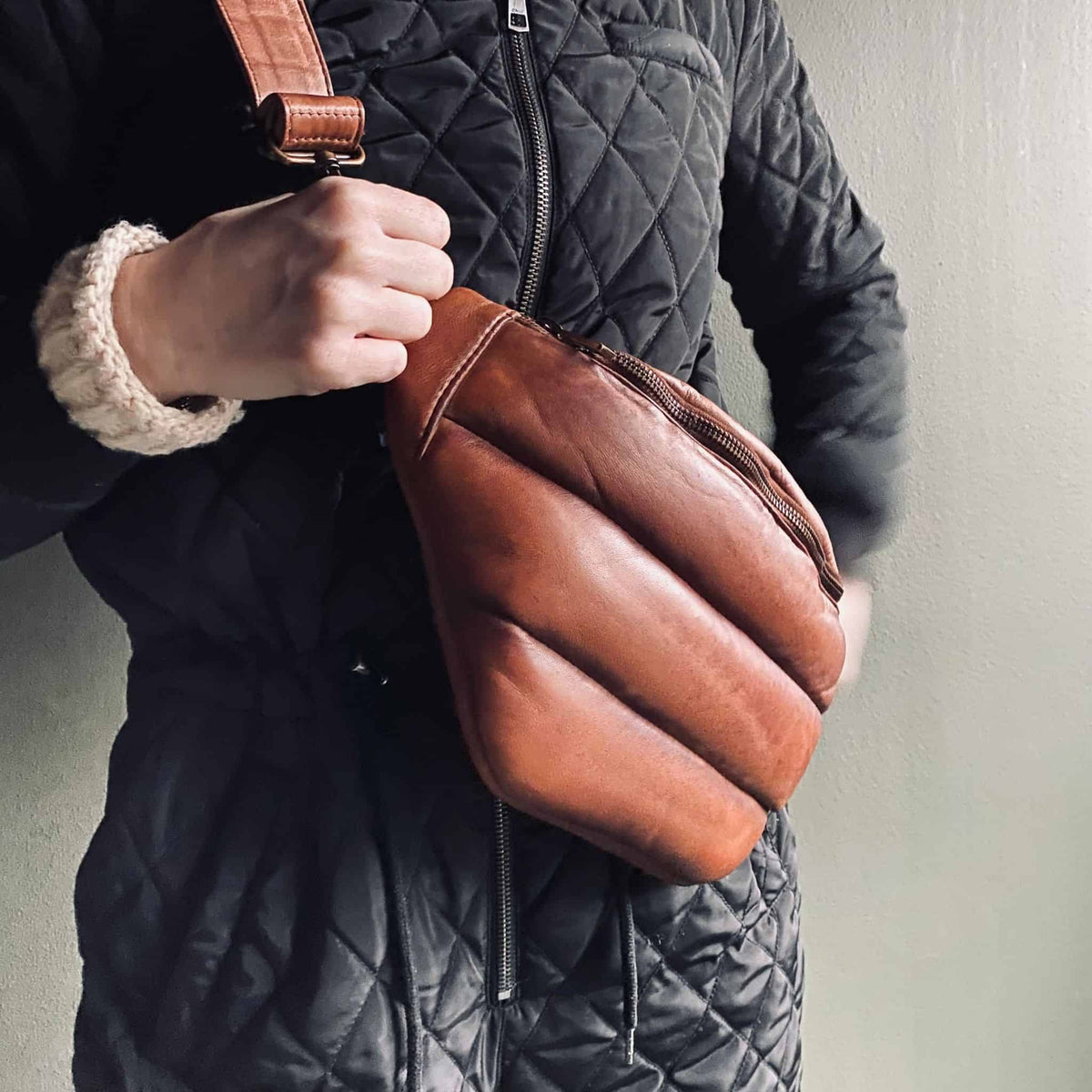 Bæltetaske i ultra blød lammeskind – Mørk cognac - VIAMAJA.DK