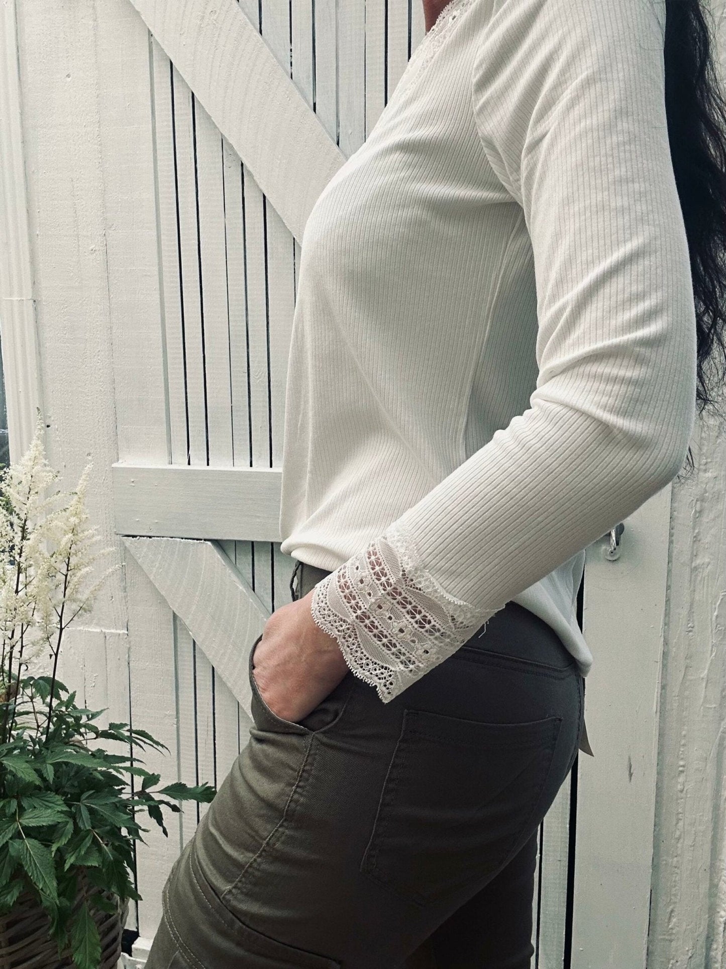 Bluse med blonde – White - VIAMAJA.DK