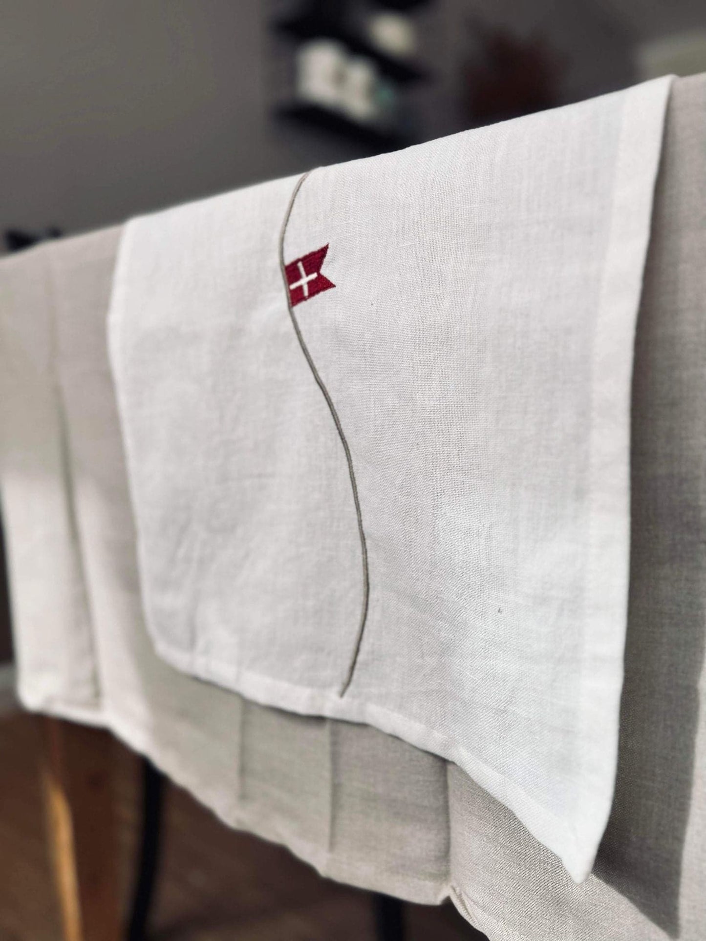 Bordløber med flag - Hvid hørmix 35x160cm - VIAMAJA.DK