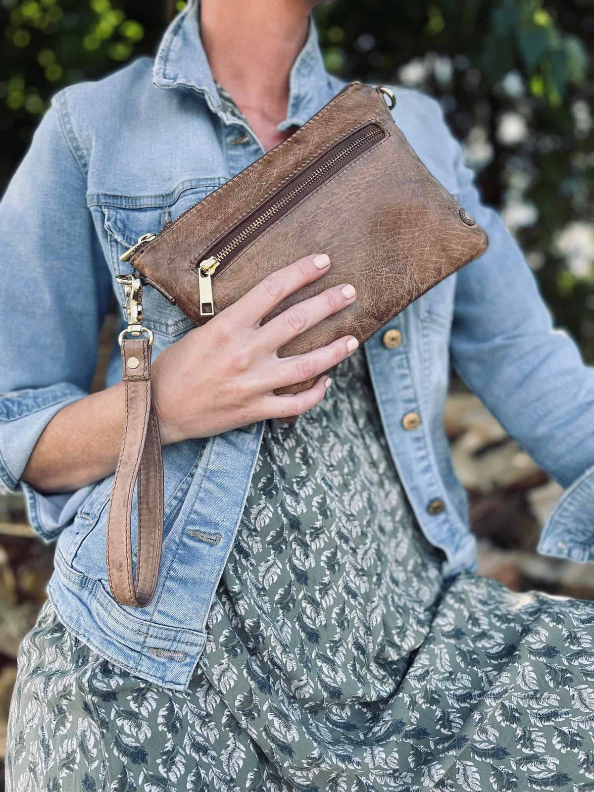 Clutch i blødt skind - MESSI Taupe - VIAMAJA.DK