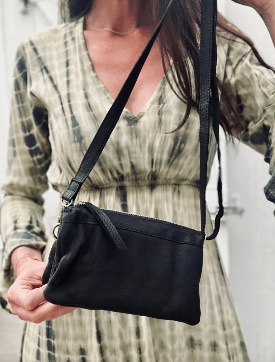 Clutch SALLY Black - Lang taskerem medfølger - VIAMAJA.DK