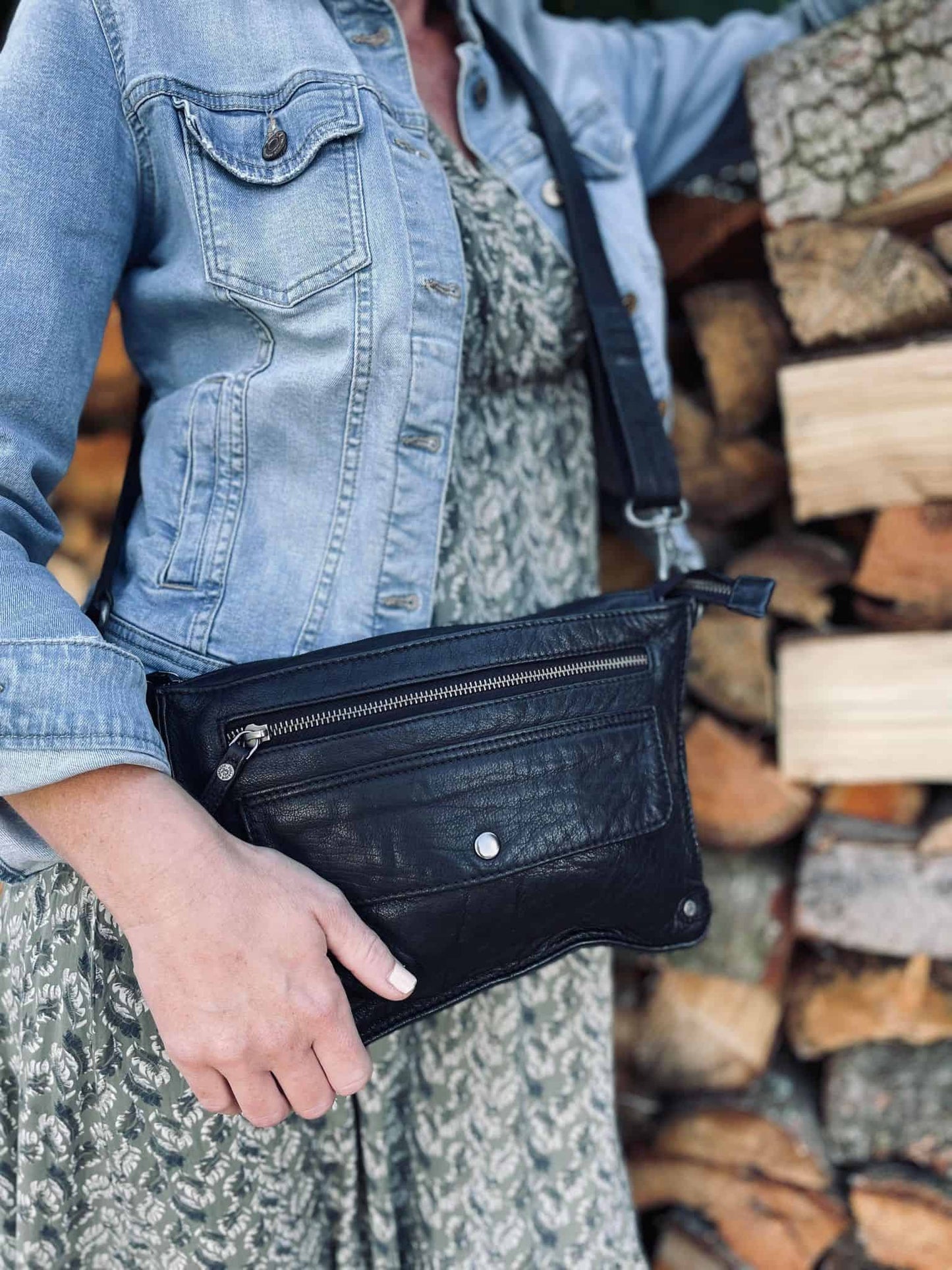 Crossbody lædertaske i en ultra blød skind - TILLA Black - VIAMAJA.DK