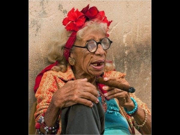 Cubansk kvinde med cigar - Farver 70x100 - UDSOLGT - VIAMAJA