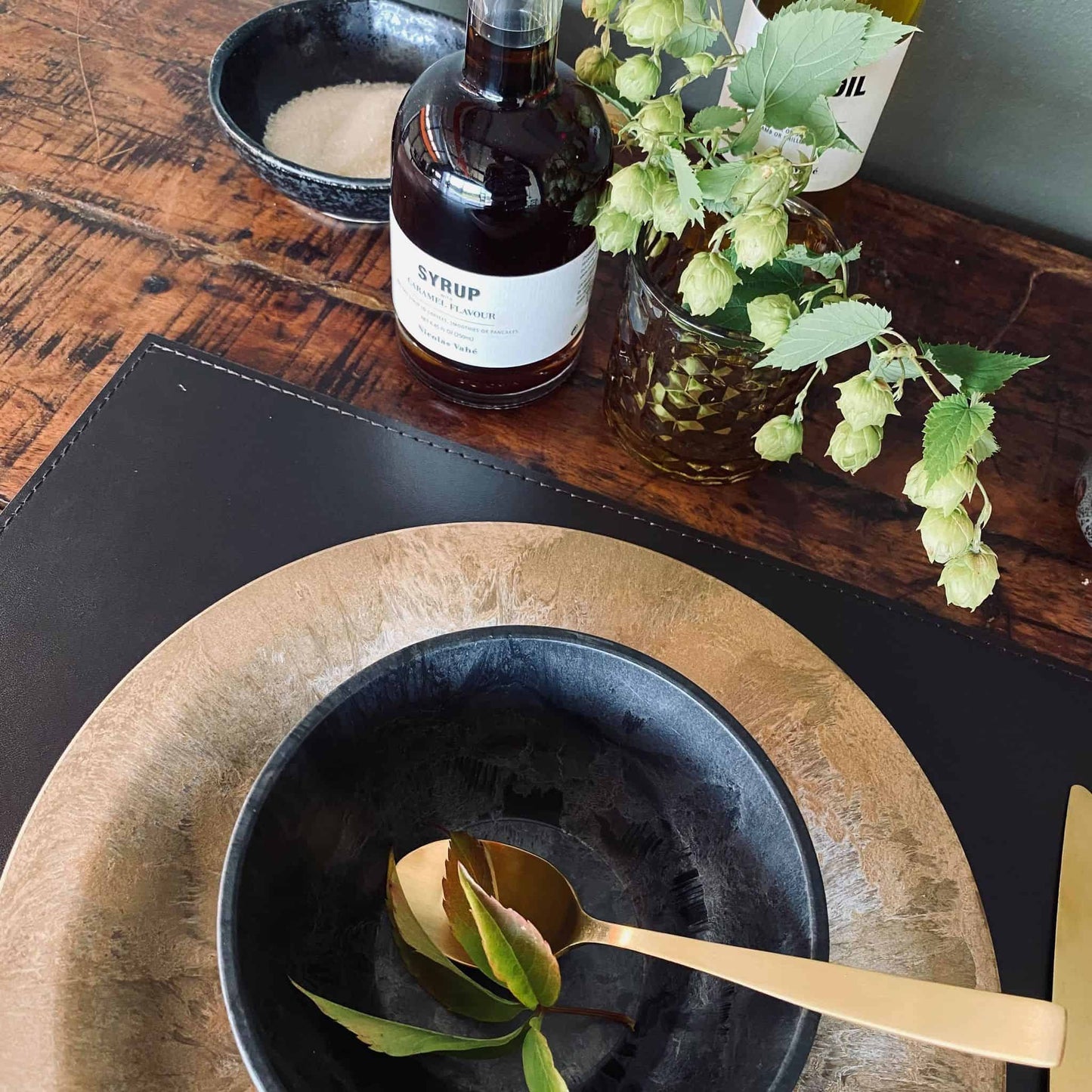 Dækkeserviet i Mørkebrun læder - VIAMAJA.DK