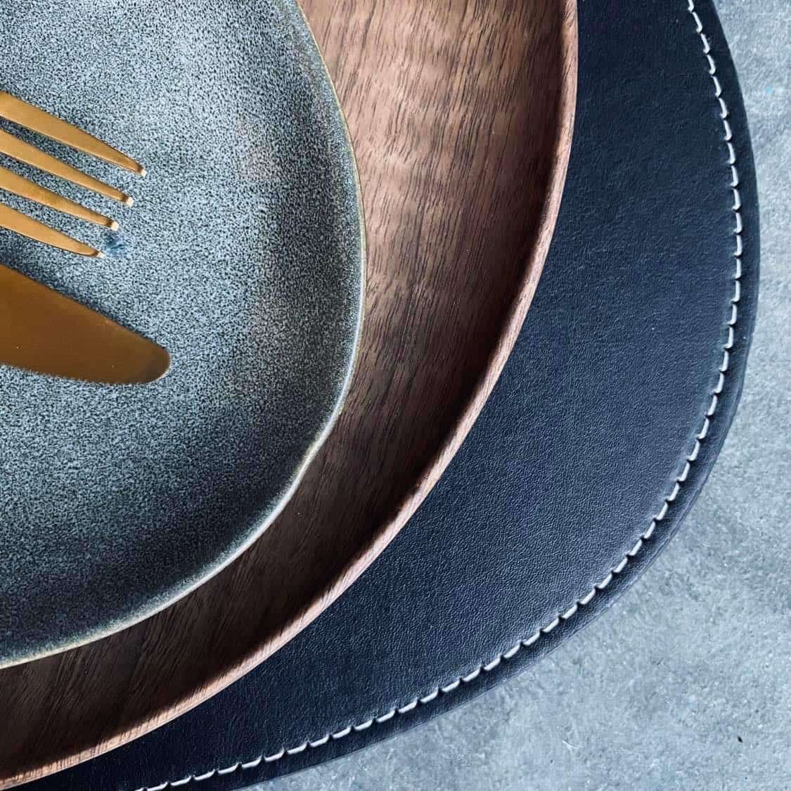 Dækkeserviet - Sort med hvid syning - VIAMAJA.DK