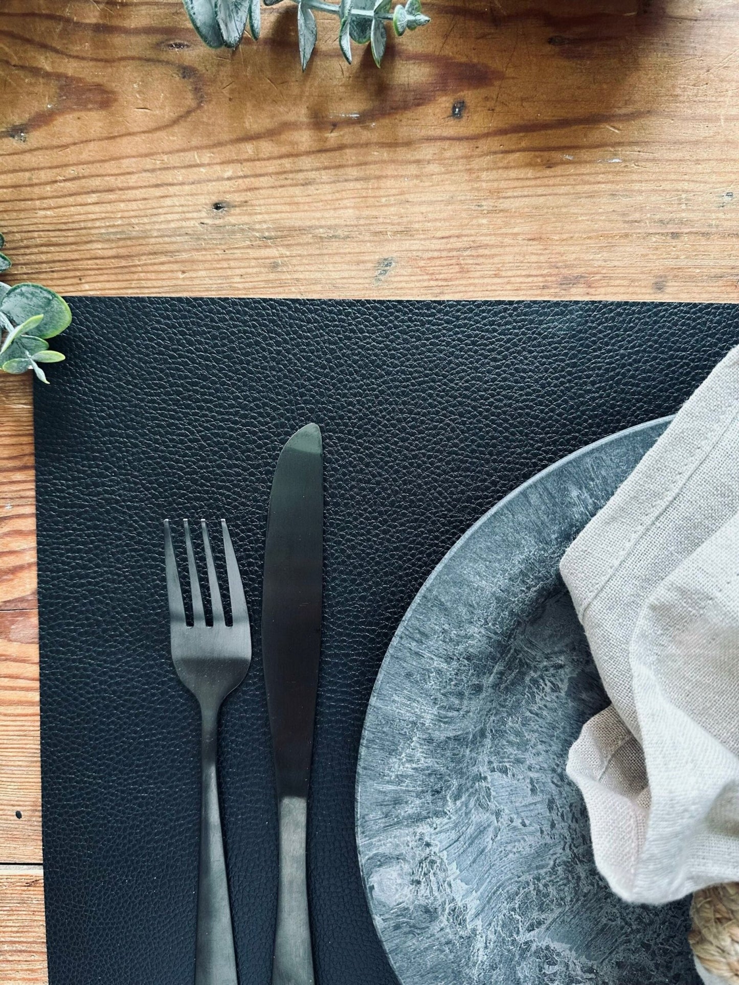 Dækkeserviet – Vendbar Sort / Mat guld - VIAMAJA.DK