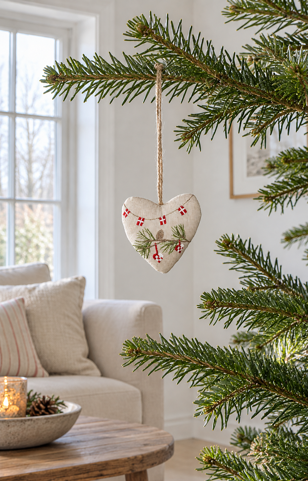 Julehjerte med broderi – beige tekstilophæng