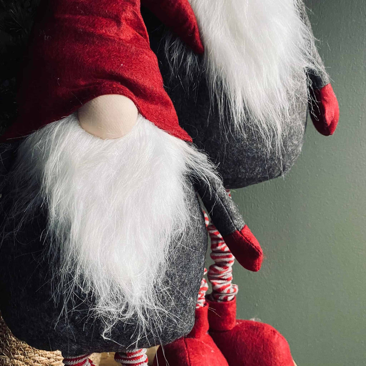 Filt nisse med teleskob ben - Rød og Grå - Lille - VIAMAJA.DK
