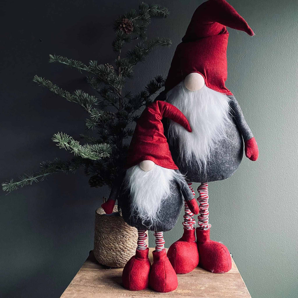 Filt nisse med teleskob ben – Rød og Grå – Stor - VIAMAJA.DK