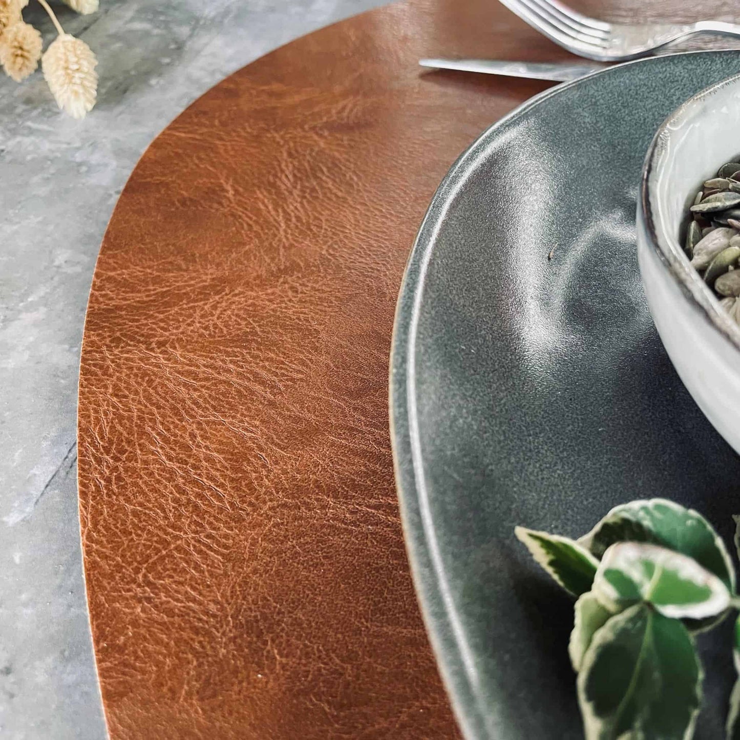 Formet dækkeserviet - Cognac - VIAMAJA.DK