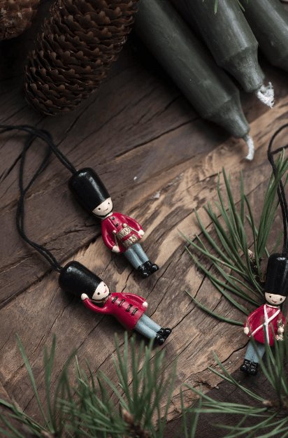 Garder ophæng lille - rød jakke - VIAMAJA.DK