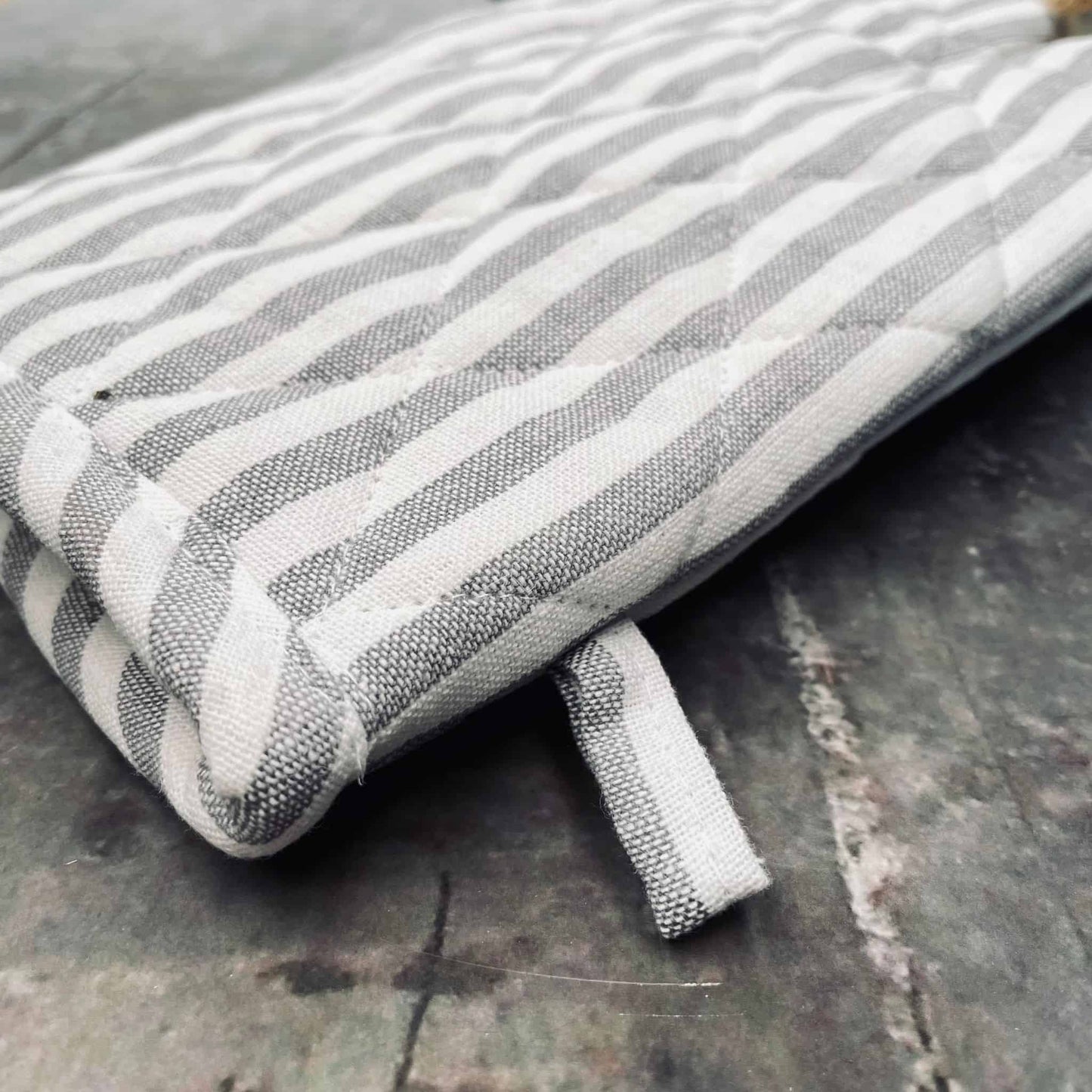 Grillhandske i quilt - Grå strib - VIAMAJA.DK