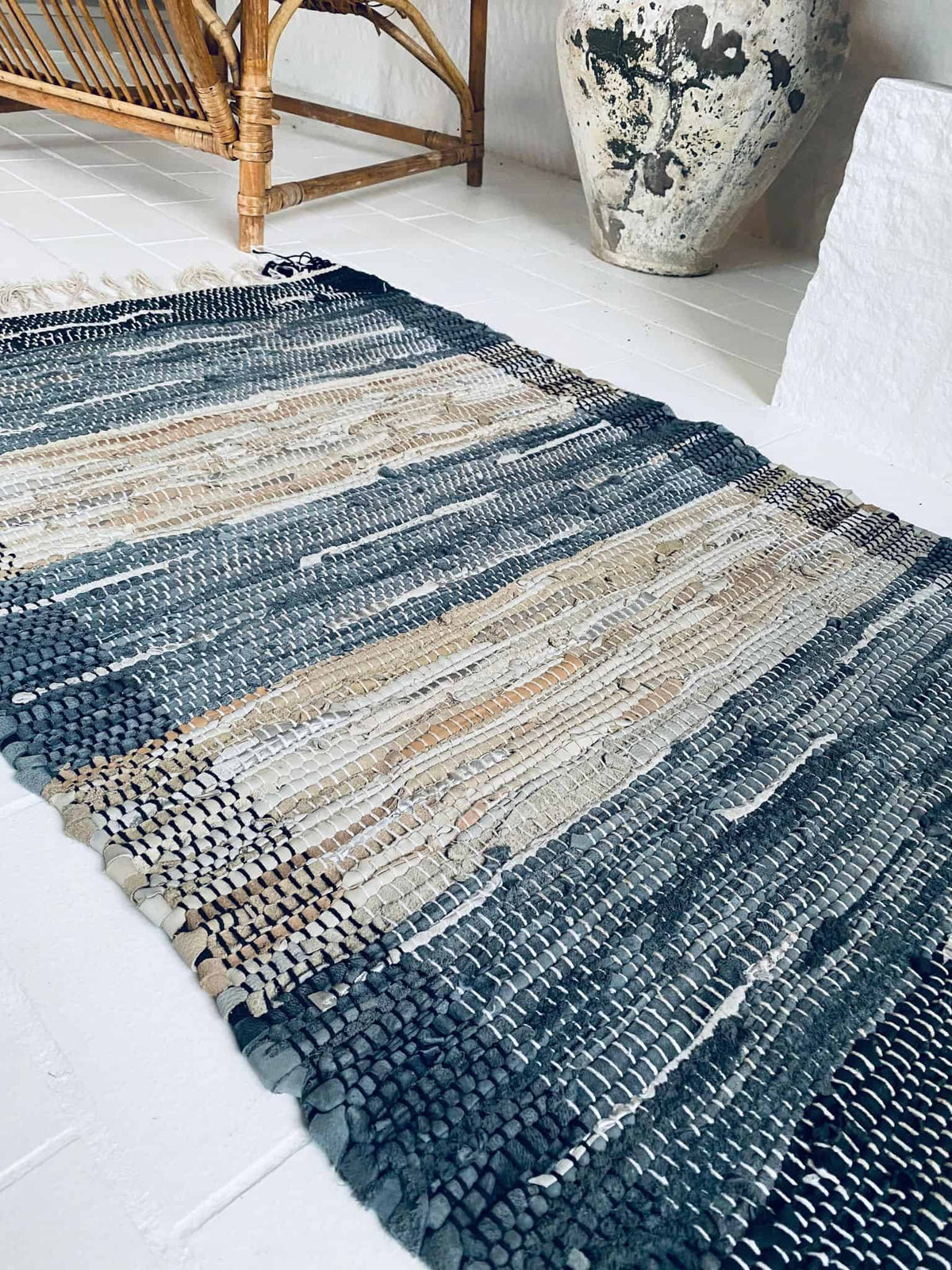 Gulvtæppe i flettet skind – 60x90cm Grå/blå med sølv - VIAMAJA.DK