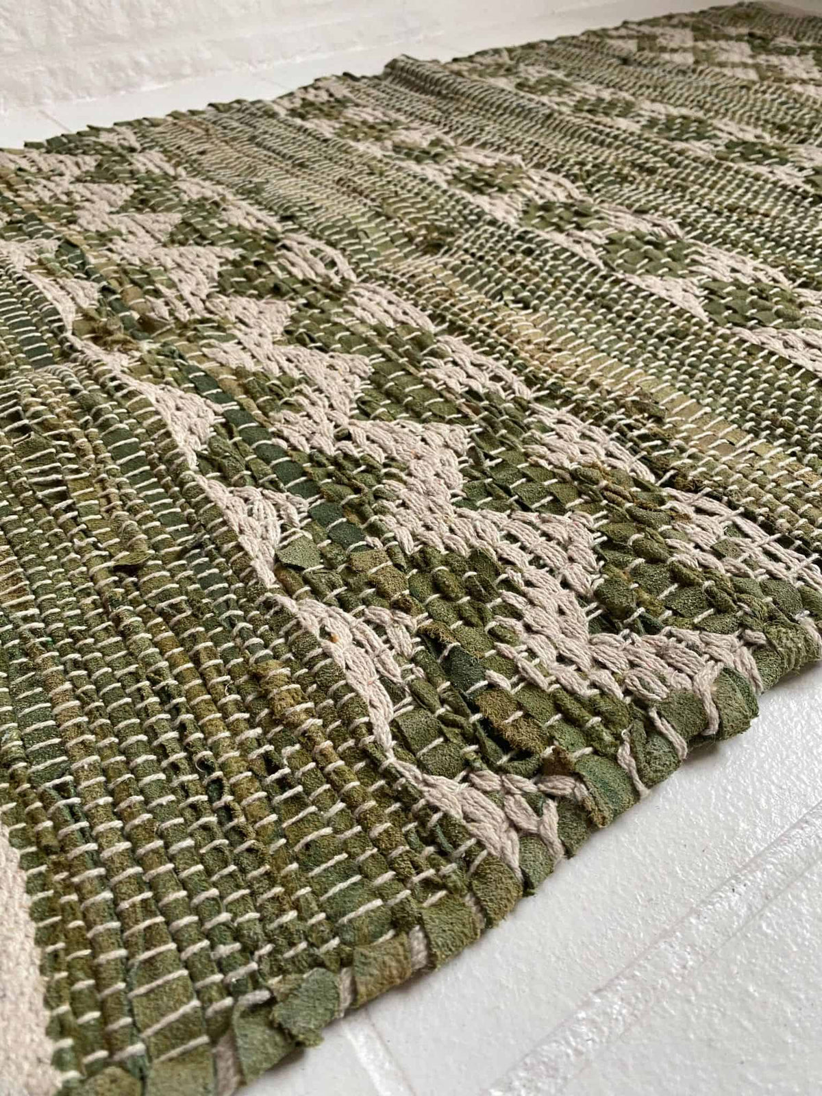 Gulvtæppe i flettet skind - Grøn mix 60x90cm - VIAMAJA.DK