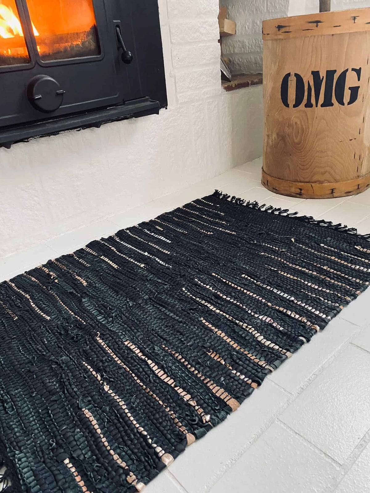 Gulvtæppe i flettet skind – Sort med effekt strib 70x140 - VIAMAJA.DK