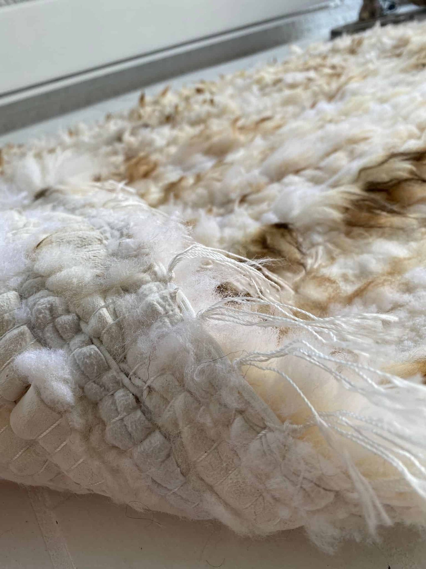 Gulvtæppe i håndsyet lammeskind - 90x150 - VIAMAJA.DK